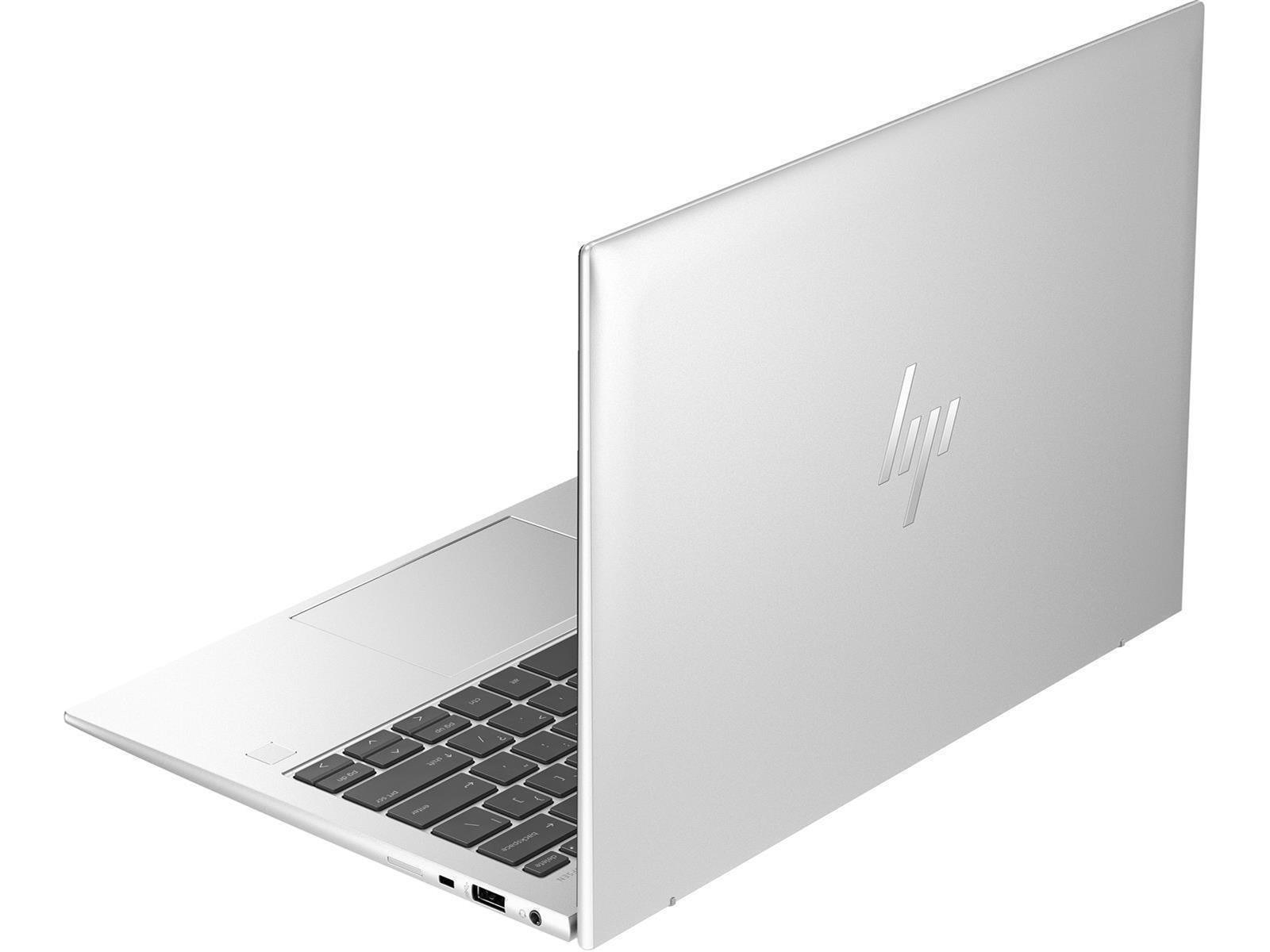 Ein silberner HP Laptop mit beleuchteter Tastatur, auf weißem Hintergrund.