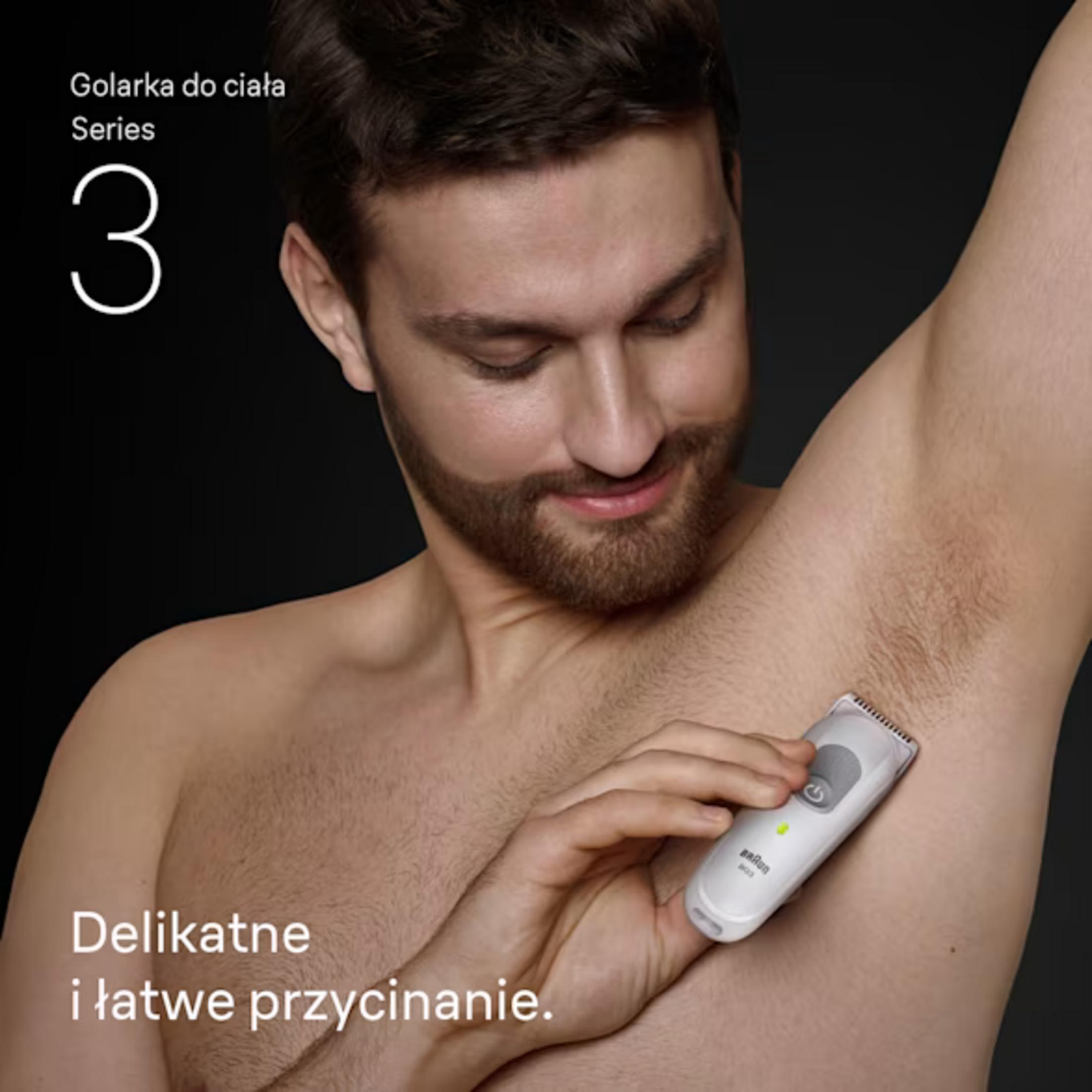Uomo si rade ascella con rifinitore bianco. Serie 3.