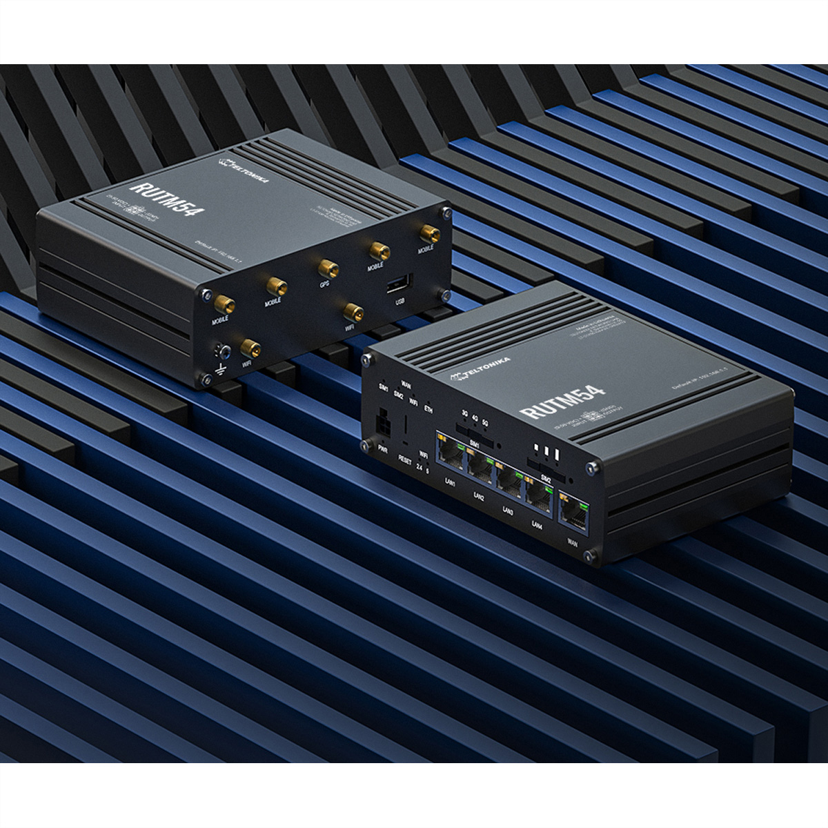 Zwei schwarze Teltonika-Router auf blau-schwarzem Hintergrund.