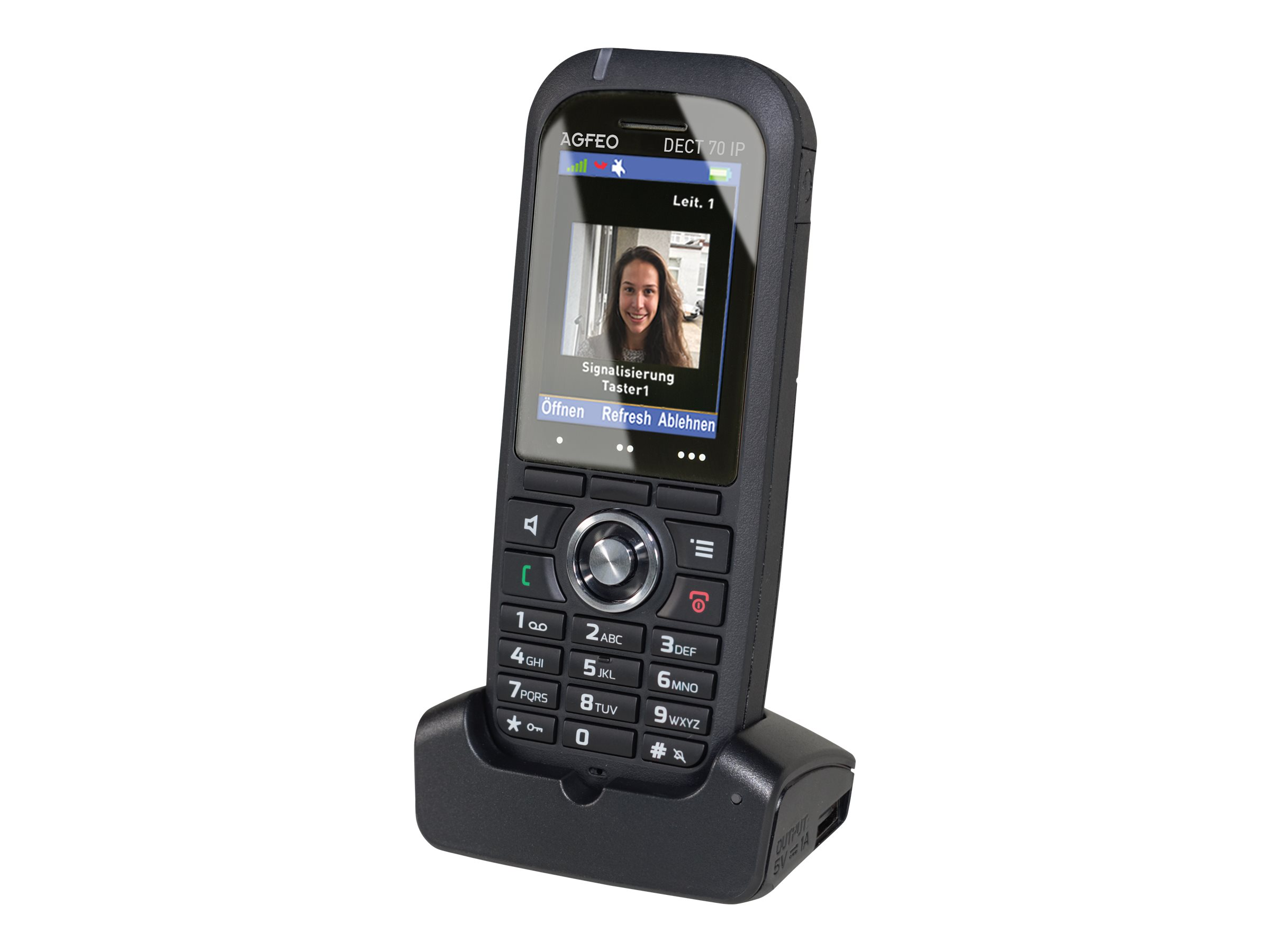 Un telefono cordless nero con base di ricarica. Sullo schermo è visualizzata la foto di una donna.