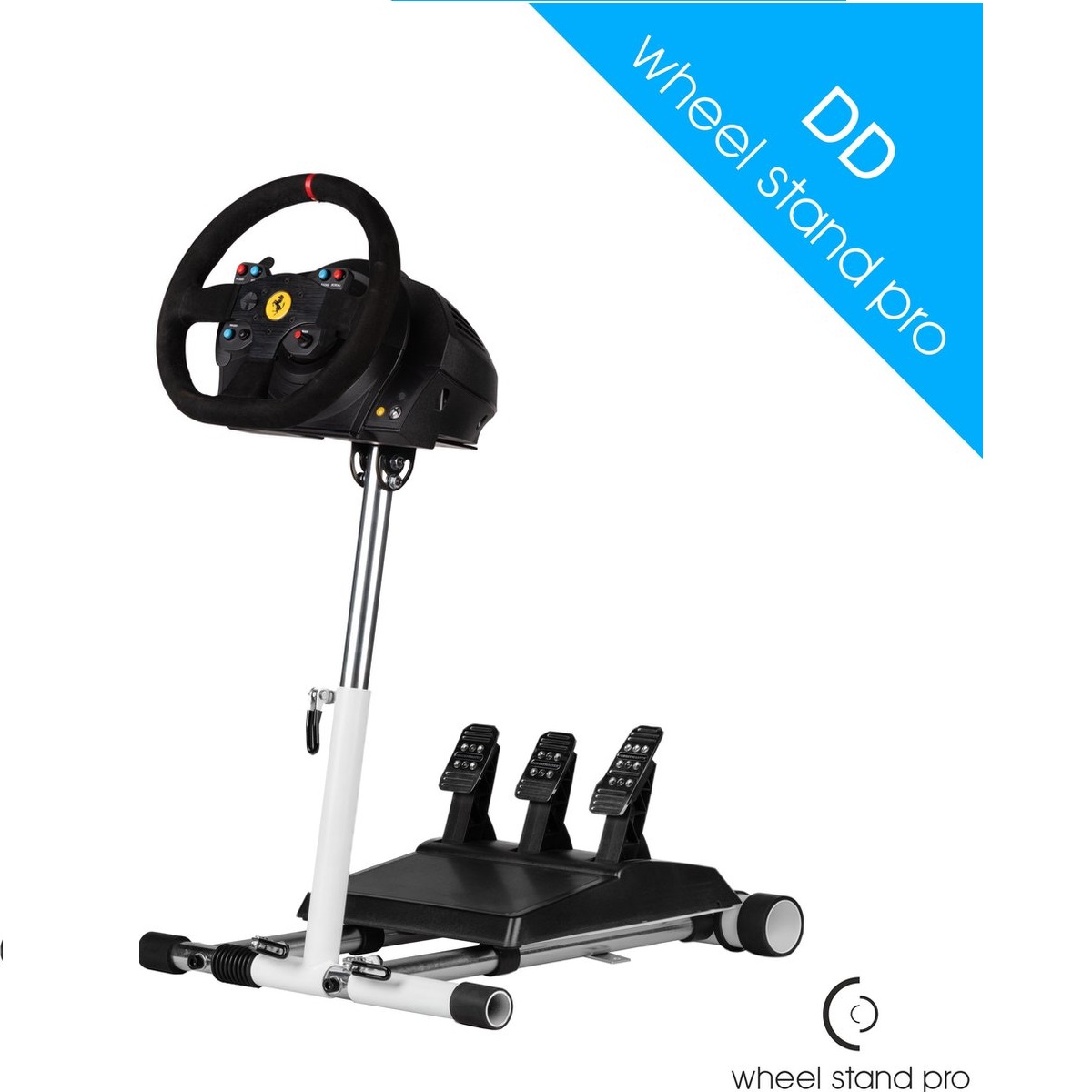 Ein Rennlenkrad mit Pedalen auf einem weißen Ständer, Studioaufnahme.