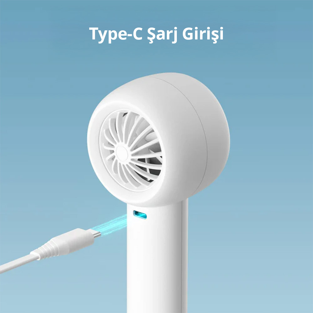 Type-C şarj girişli beyaz el fanı şarj ediliyor.
