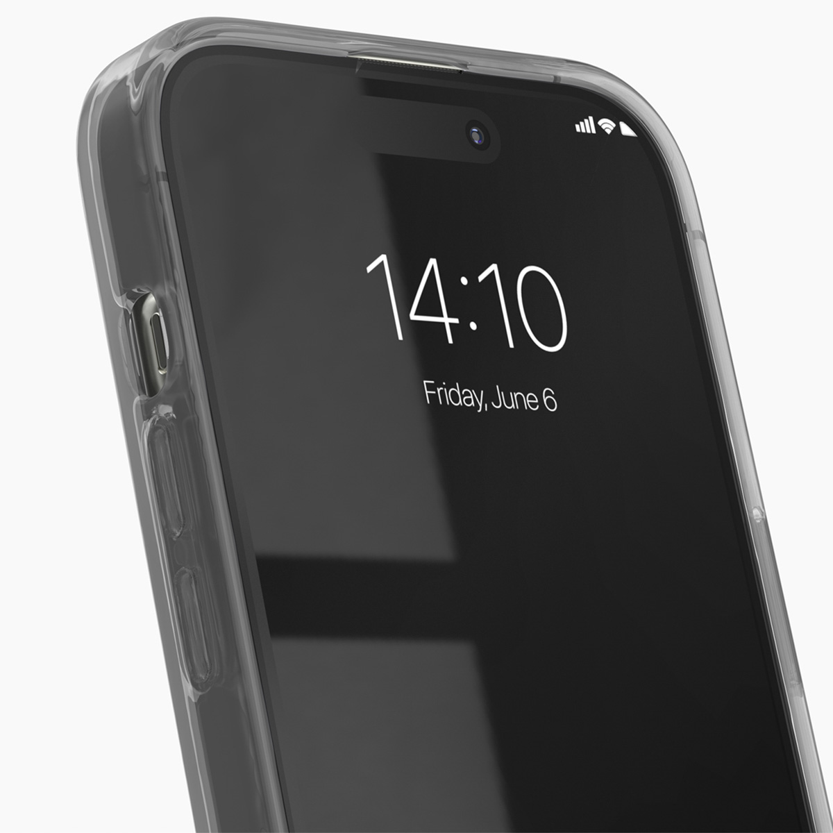 Eine transparente Handyhülle bedeckt ein Smartphone, das 14:10, Freitag, 6. Juni anzeigt.