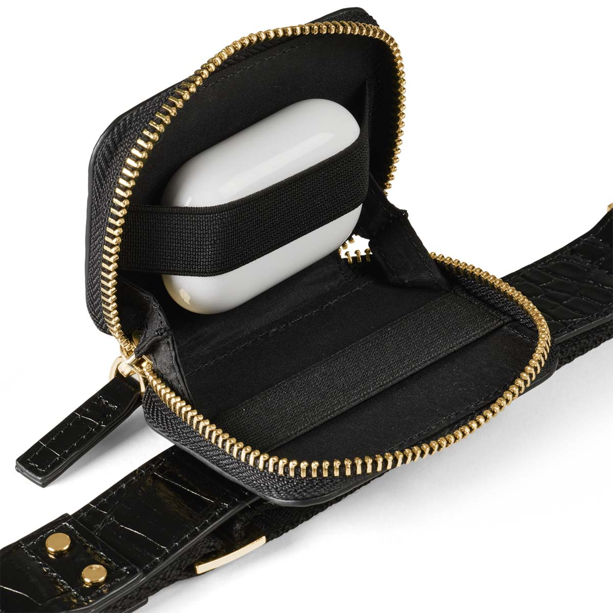 Schwarze Tasche mit Reißverschluss und goldenen Details, hält weiße Ohrhörer.