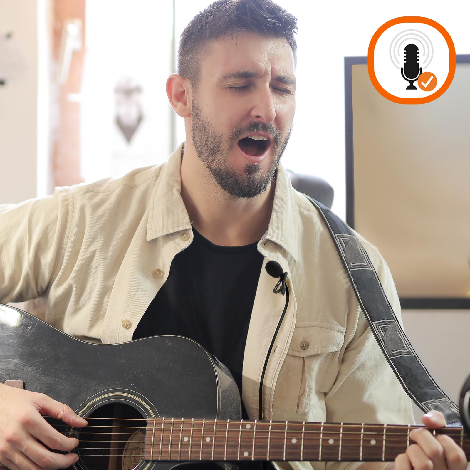 Uomo suona la chitarra e canta, microfono sulla camicia, icona.