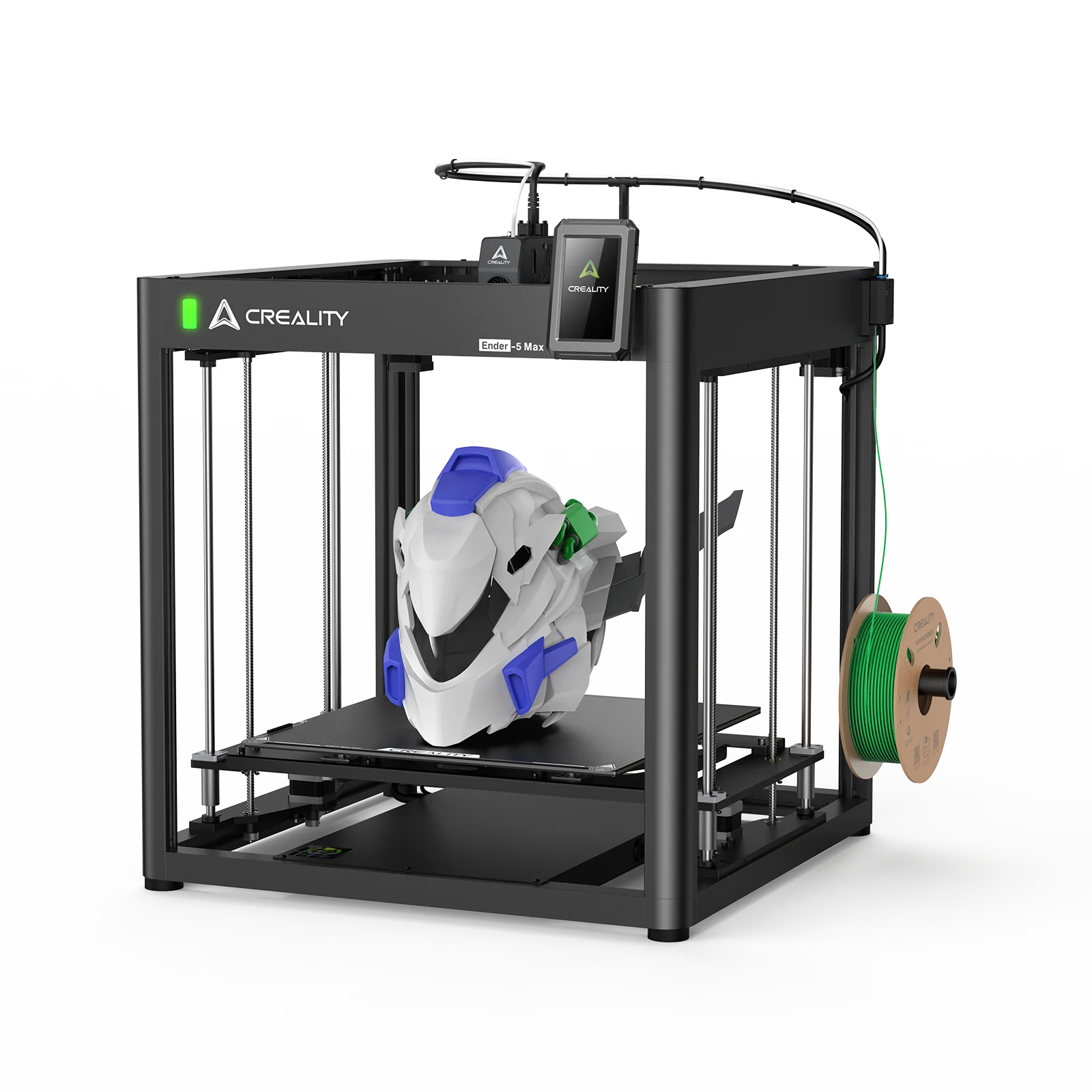 Una stampante 3D con un casco bianco e blu sulla sua piastra di costruzione e una bobina di filamento verde.