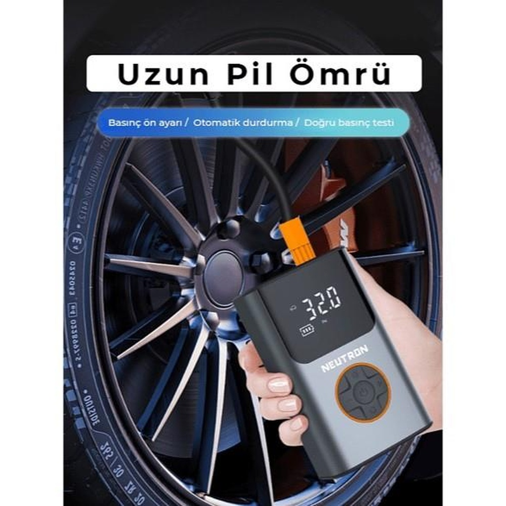 Bir el, araba lastiğinin yanında dijital bir lastik şişirici tutuyor.
