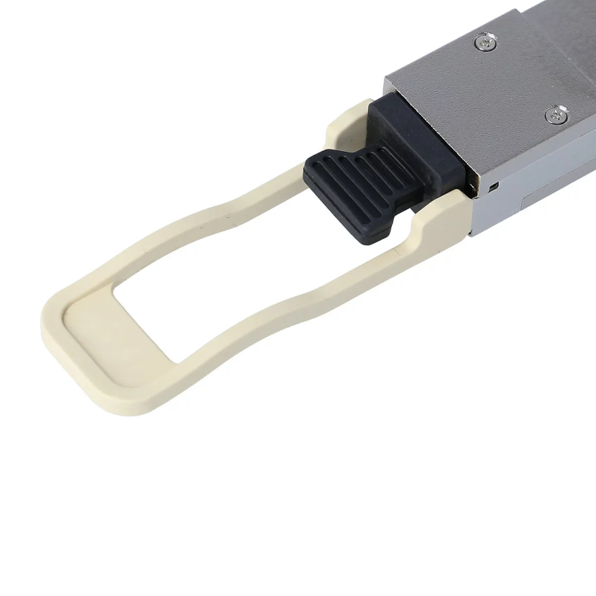 Nahaufnahme eines silbernen Netzwerksteckers mit beige-farbenem Griff und schwarzem Hebel.