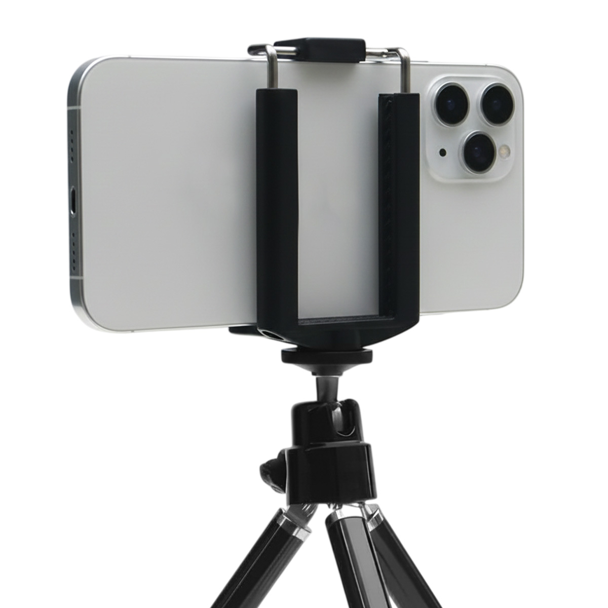 Uno smartphone con tre fotocamere è tenuto da un piccolo supporto per treppiede.