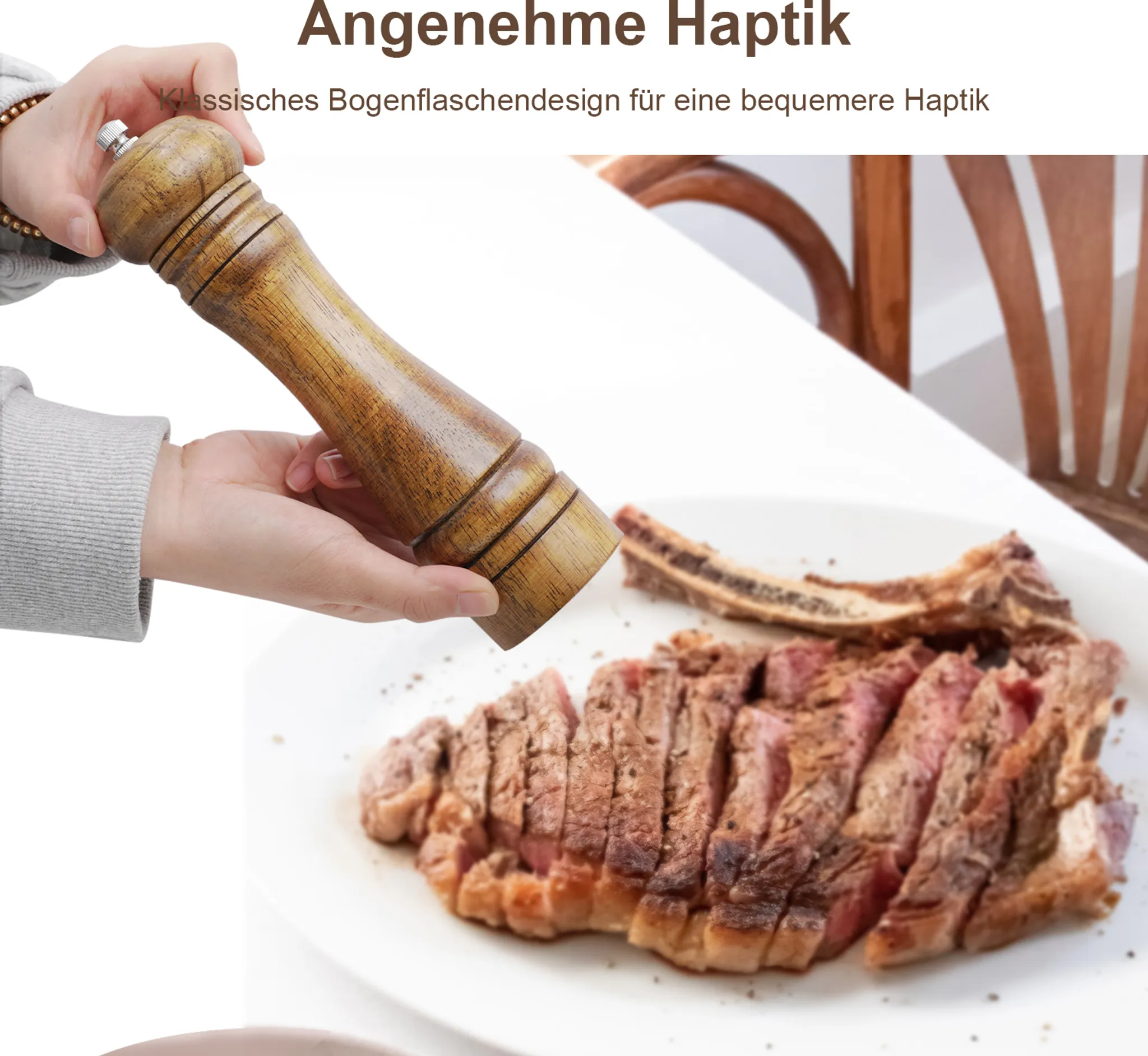 Holzmühlenmahler über geschnittenem Steak auf weißem Teller mit Holzstühlen im Hintergrund.