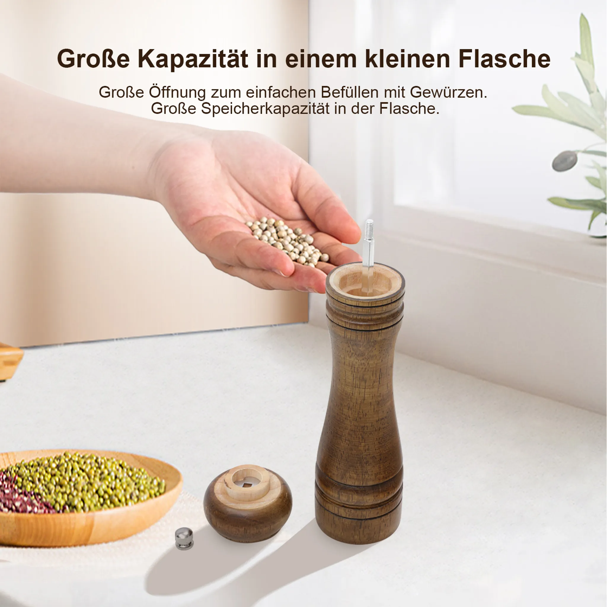 Holzmühle mit weißem Pfeffer in Hand, dane dane Mungbohnen, rote Bohnen und Gewürzmühle.