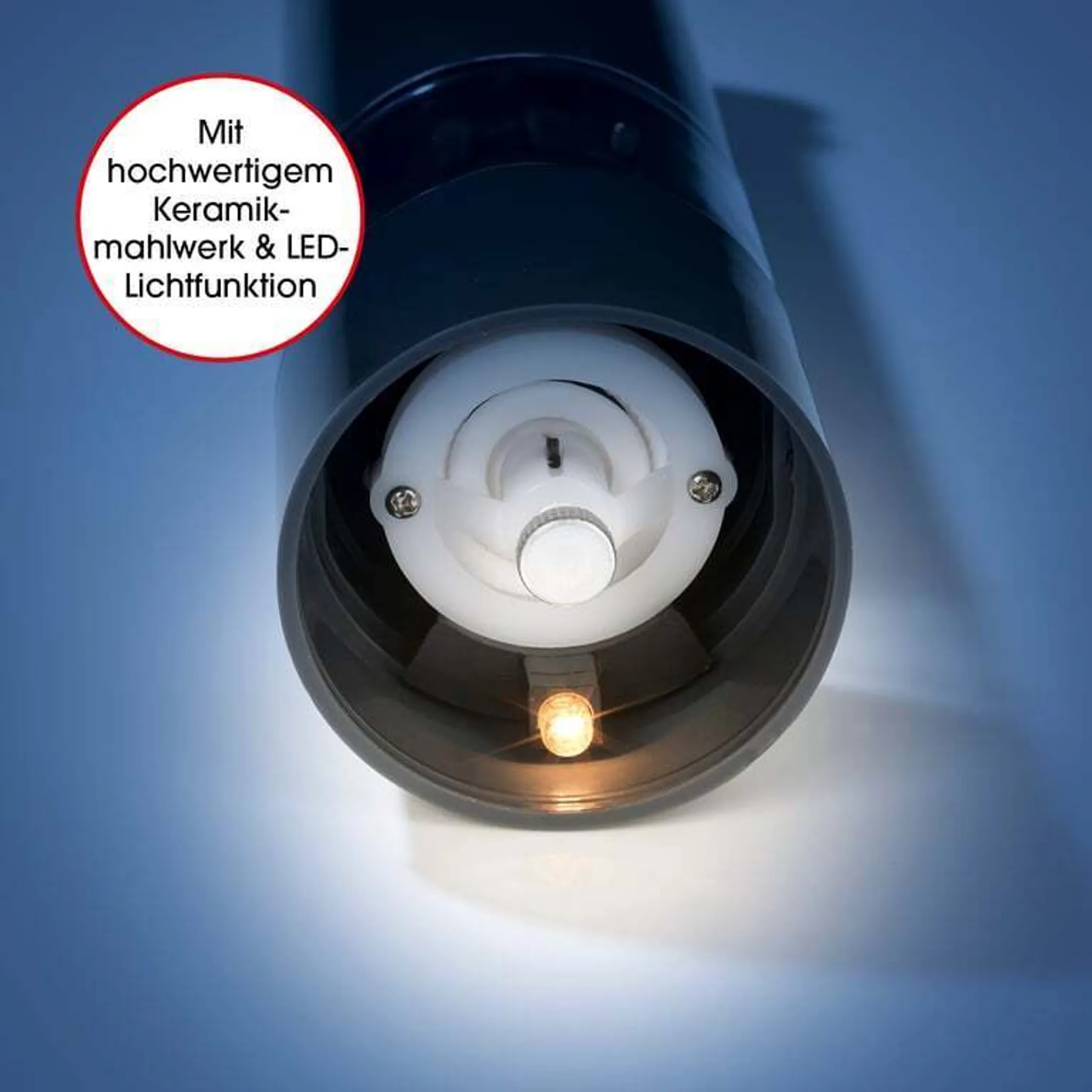 Nahaufnahme einer dunklen Pfeffermühle mit Keramik-Mahlwerk und LED-Licht.