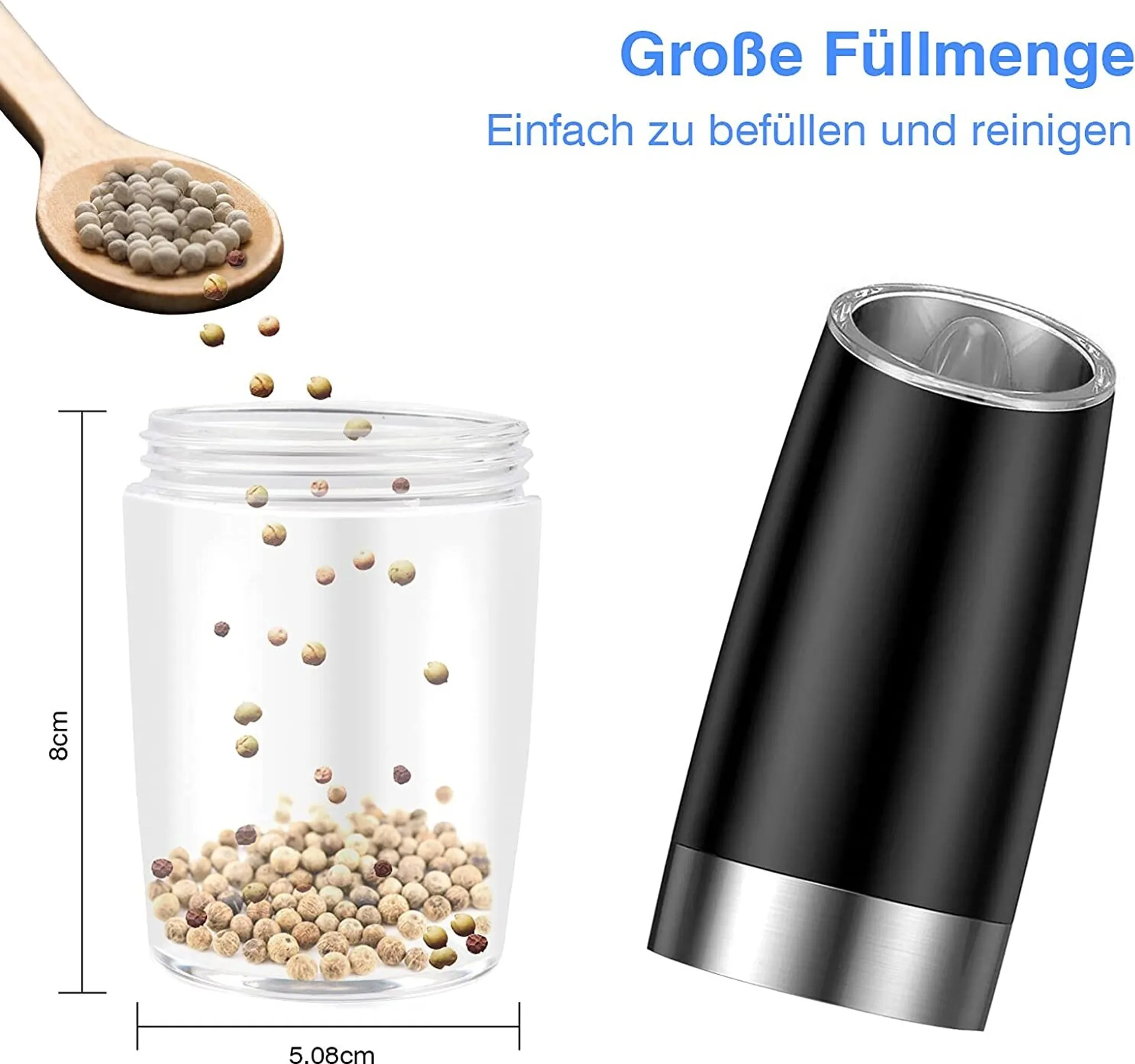 Ein Holzlöffel mit Pfefferkörnern, die in ein Glasgefäß fallen, neben einem schwarzen Mahlwerk.