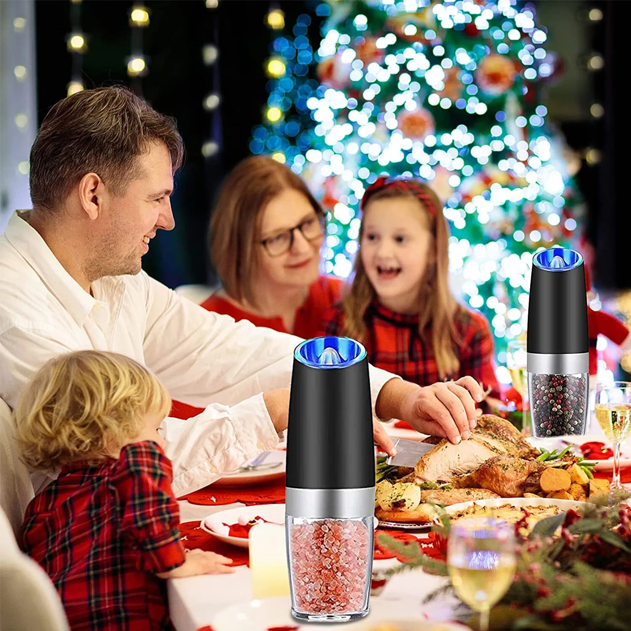 Familie feiert Weihnachten mit Truthahn und Lichtern.