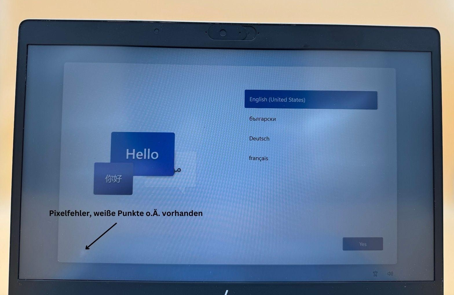 Laptop-Bildschirm zeigt Sprachauswahl mit 'Hello' und '你好'.