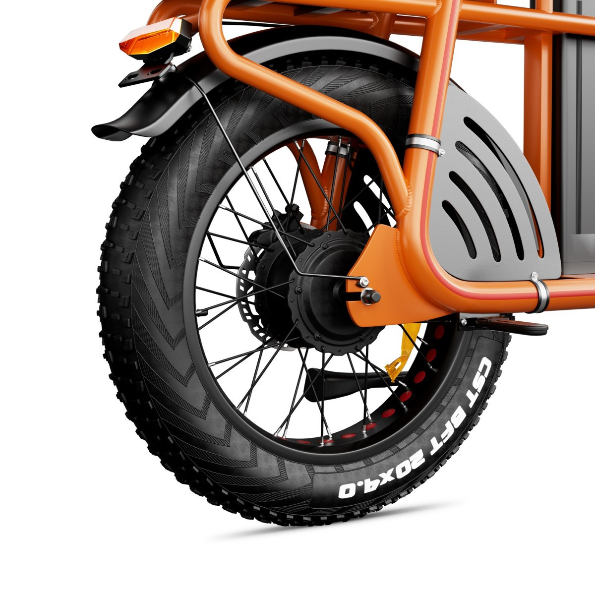 Zbliżenie tylnego koła pomarańczowego roweru elektrycznego, gruba opona, szprychy, światło.