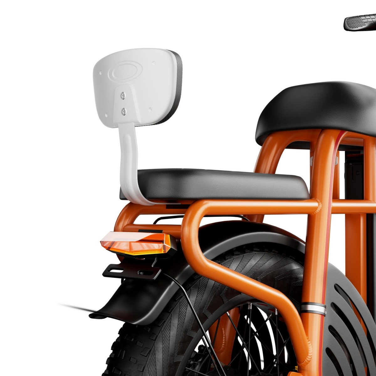 Zbliżenie na pomarańczową ramę roweru elektrycznego, z czarnym siedzeniem i białym oparciem.
