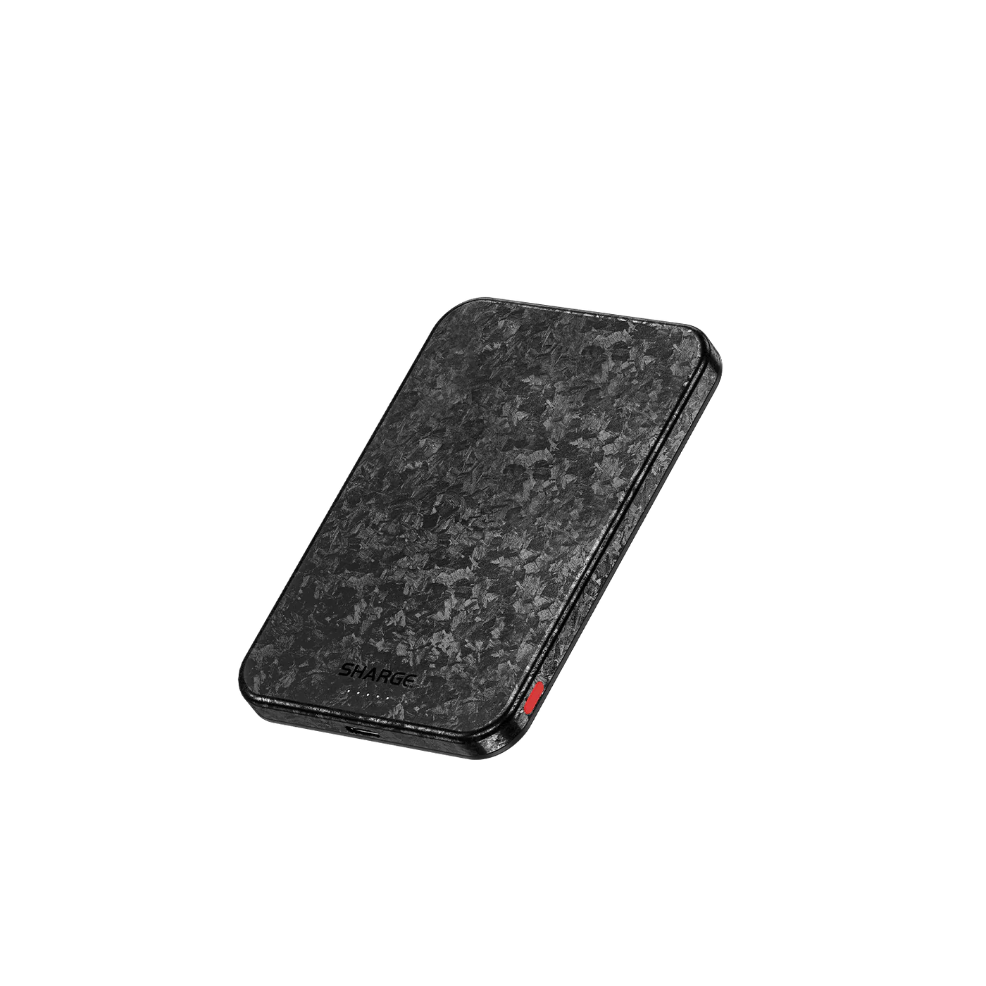 Une batterie externe rectangulaire noire à motif fibre de carbone et accent rouge.