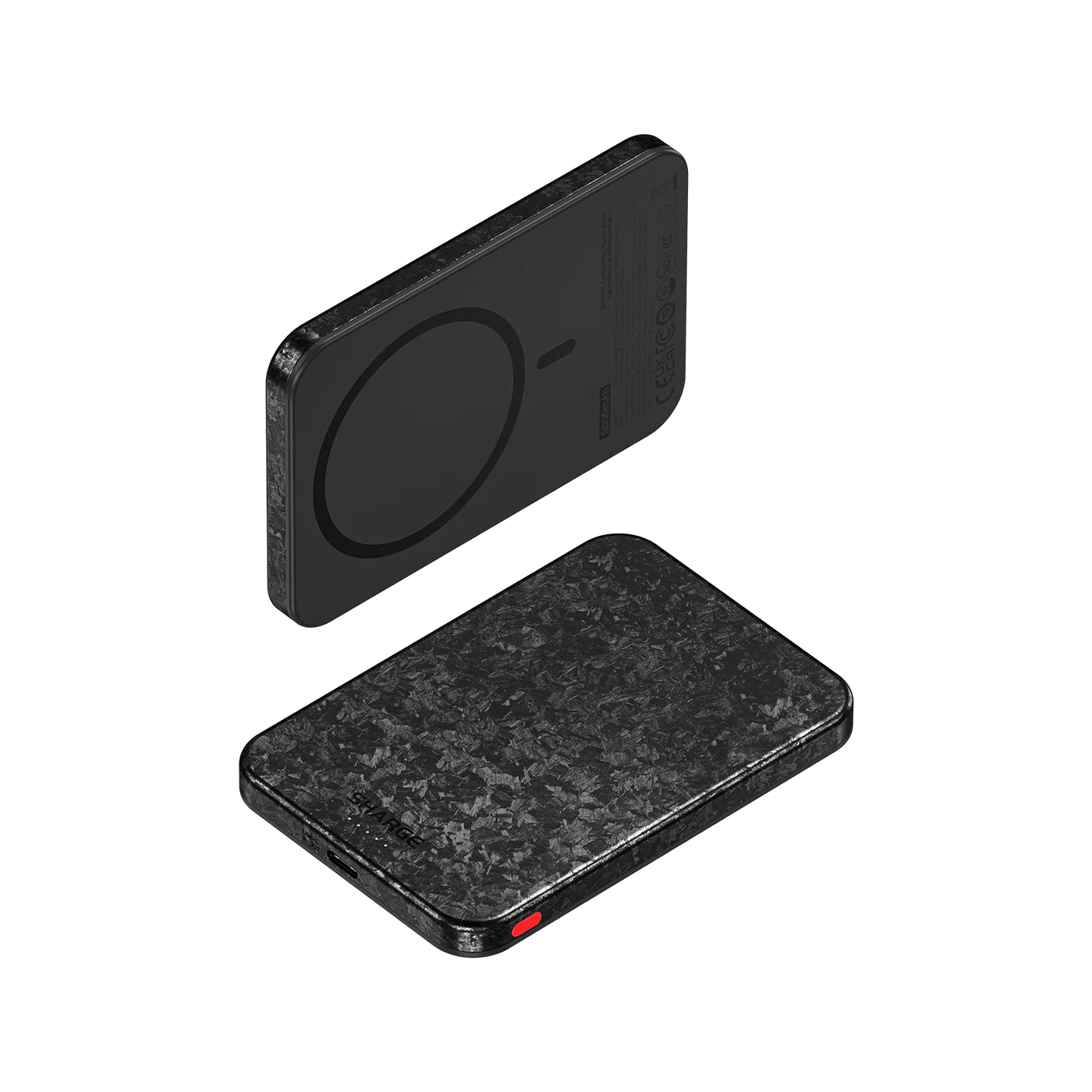 Deux batteries externes magnétiques noires à texture carbone sur fond noir.