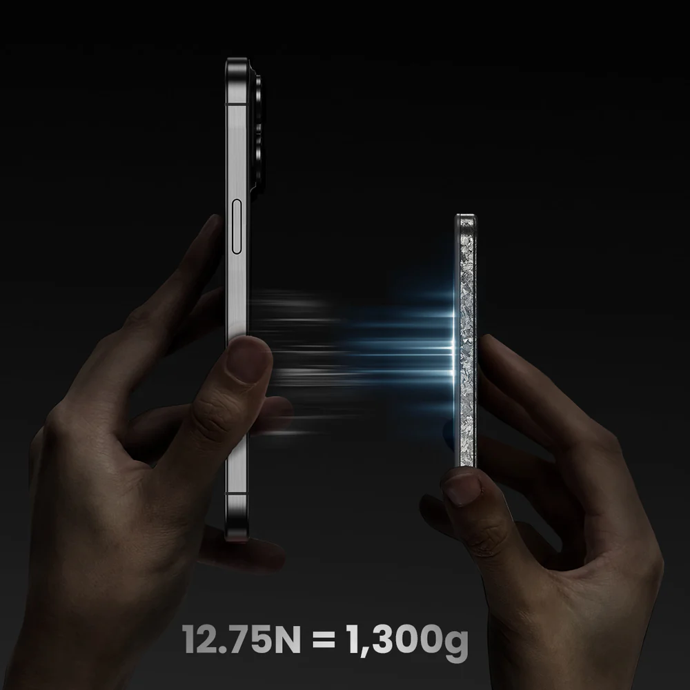 Deux mains tiennent des smartphones. Gauche argenté, droite pailletée. Traînées de lumière bleue.