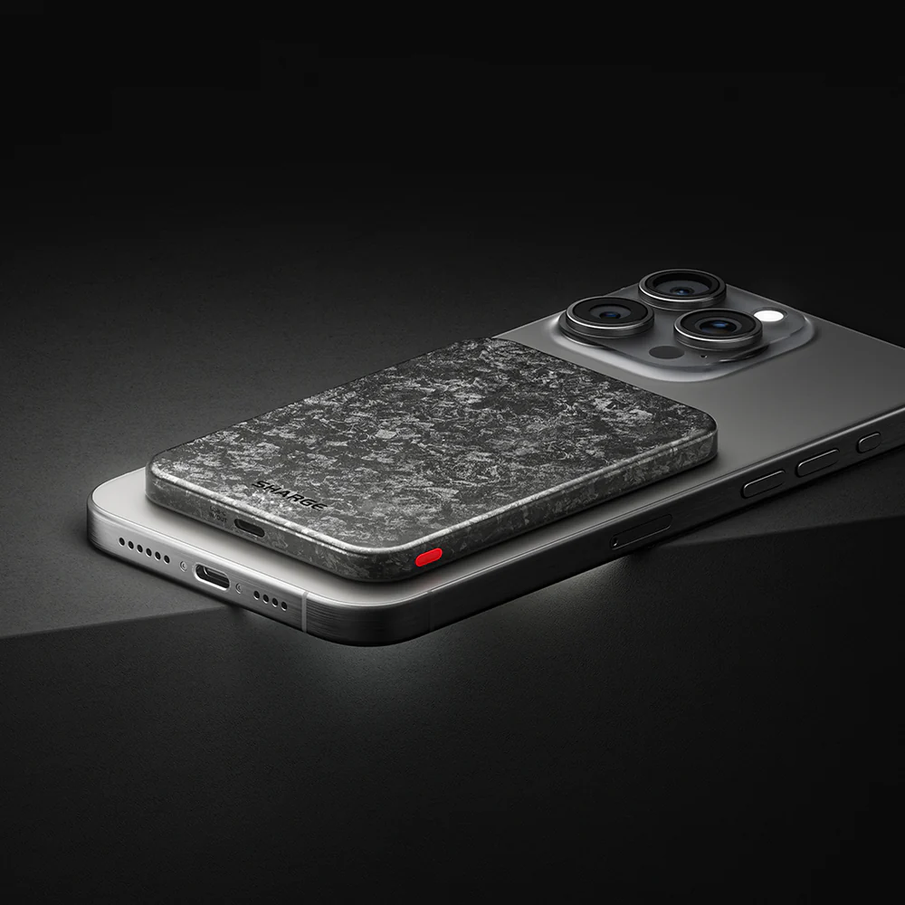Un étui de chargement sombre et texturé repose sur un smartphone à trois caméras.