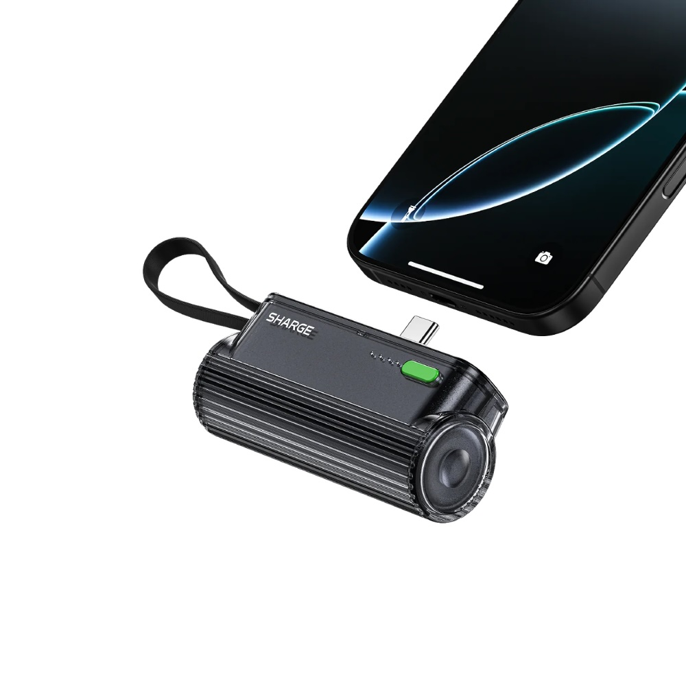Adaptateur de charge noir avec connecteur USB-C et un smartphone.