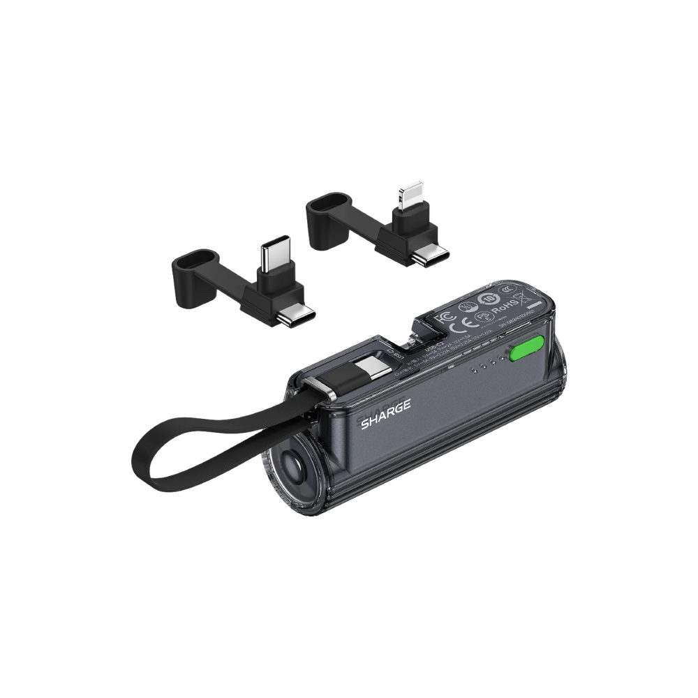 Un chargeur portable foncé avec deux adaptateurs, connecteurs USB-C et Lightning.