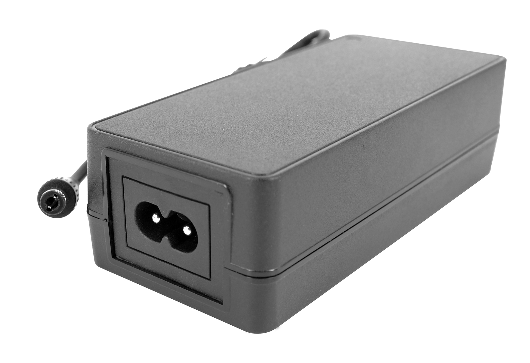 Schwarzer Laptop-Netzteil mit C8-Anschluss und einem runden DC-Ausgangsstecker.