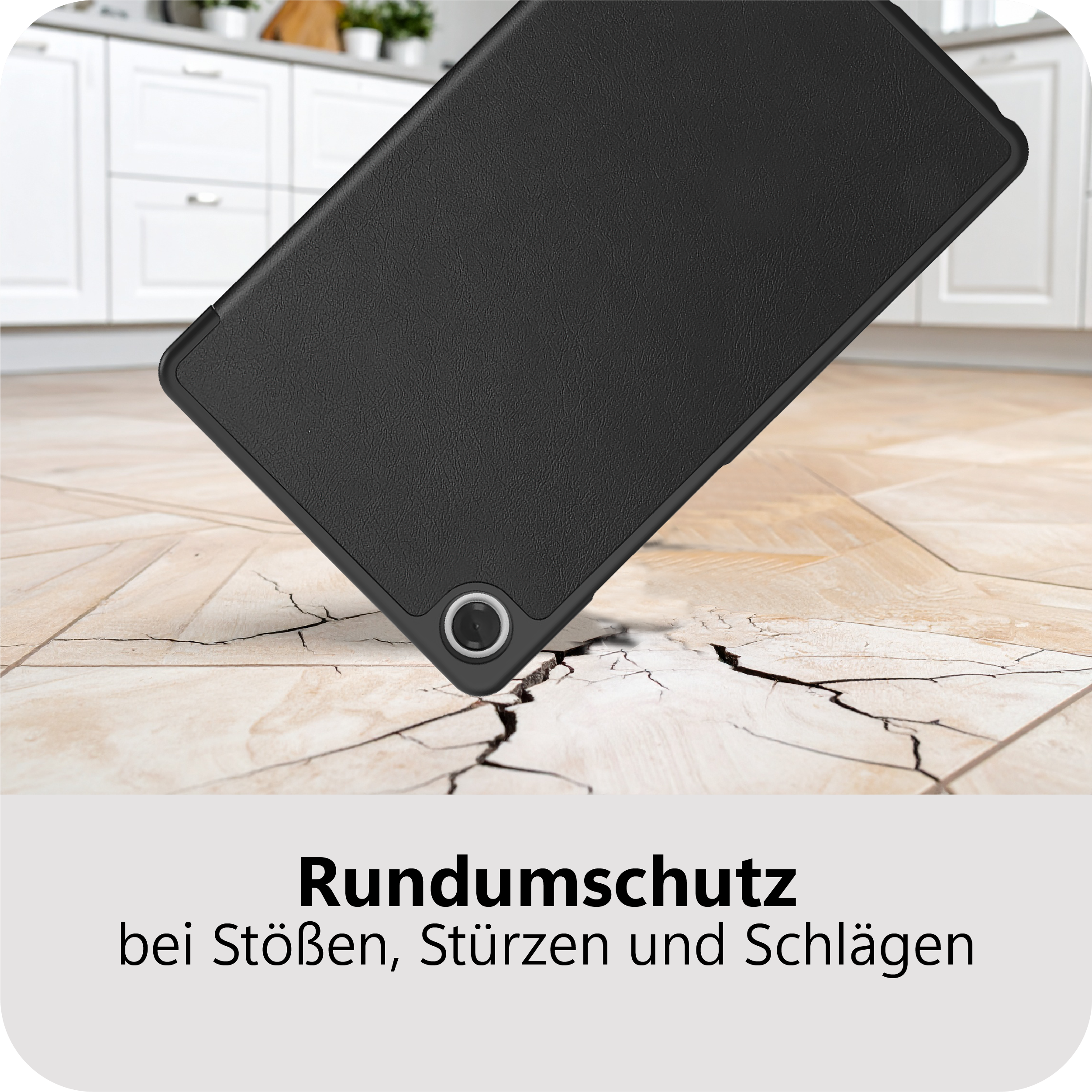 Schwarze Hülle auf rissigem Holzboden, mit Küchenschränken im Hintergrund.