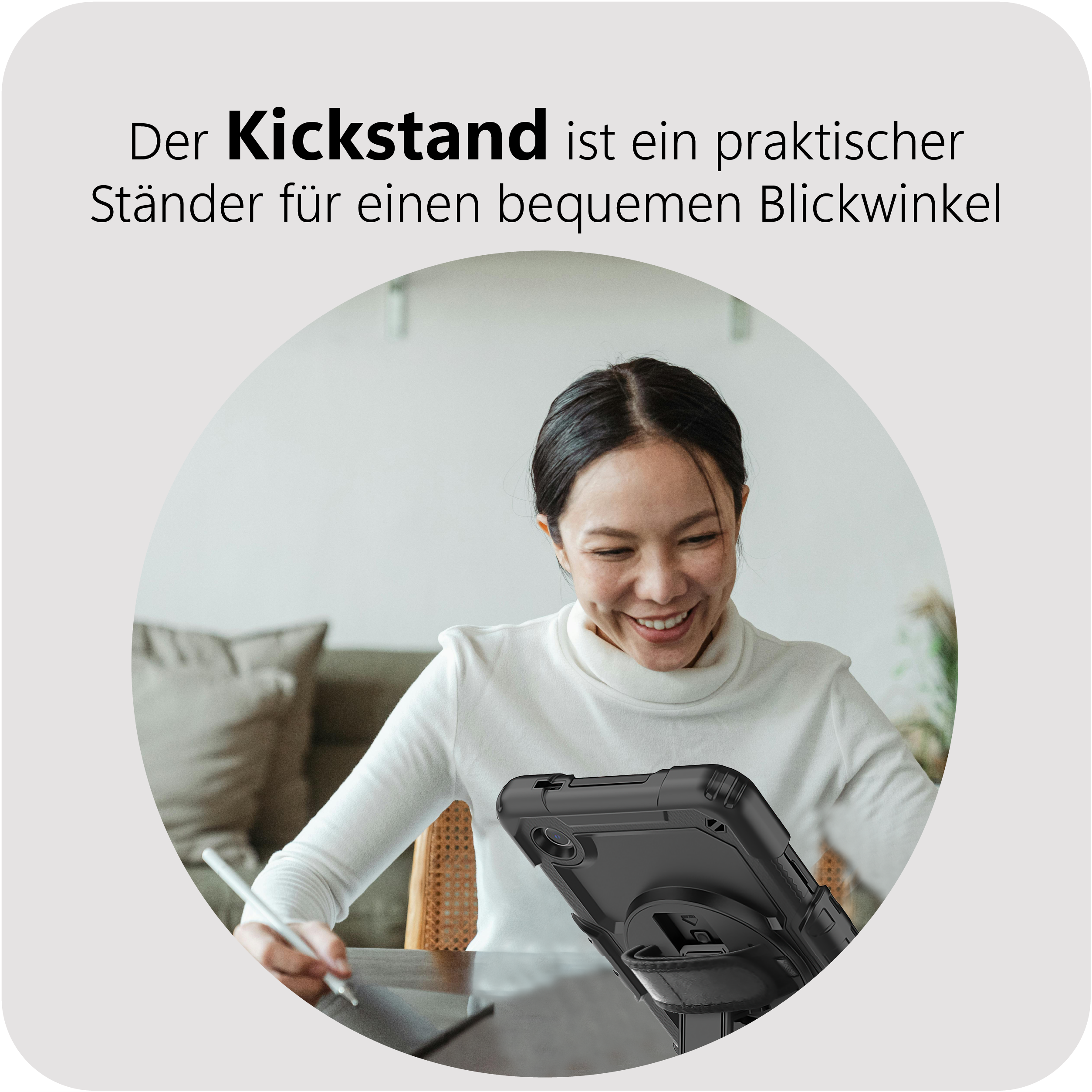 Eine Frau mit einem weißen Rollkragenpullover lächelt, während sie auf einem Tablet zeichnet.