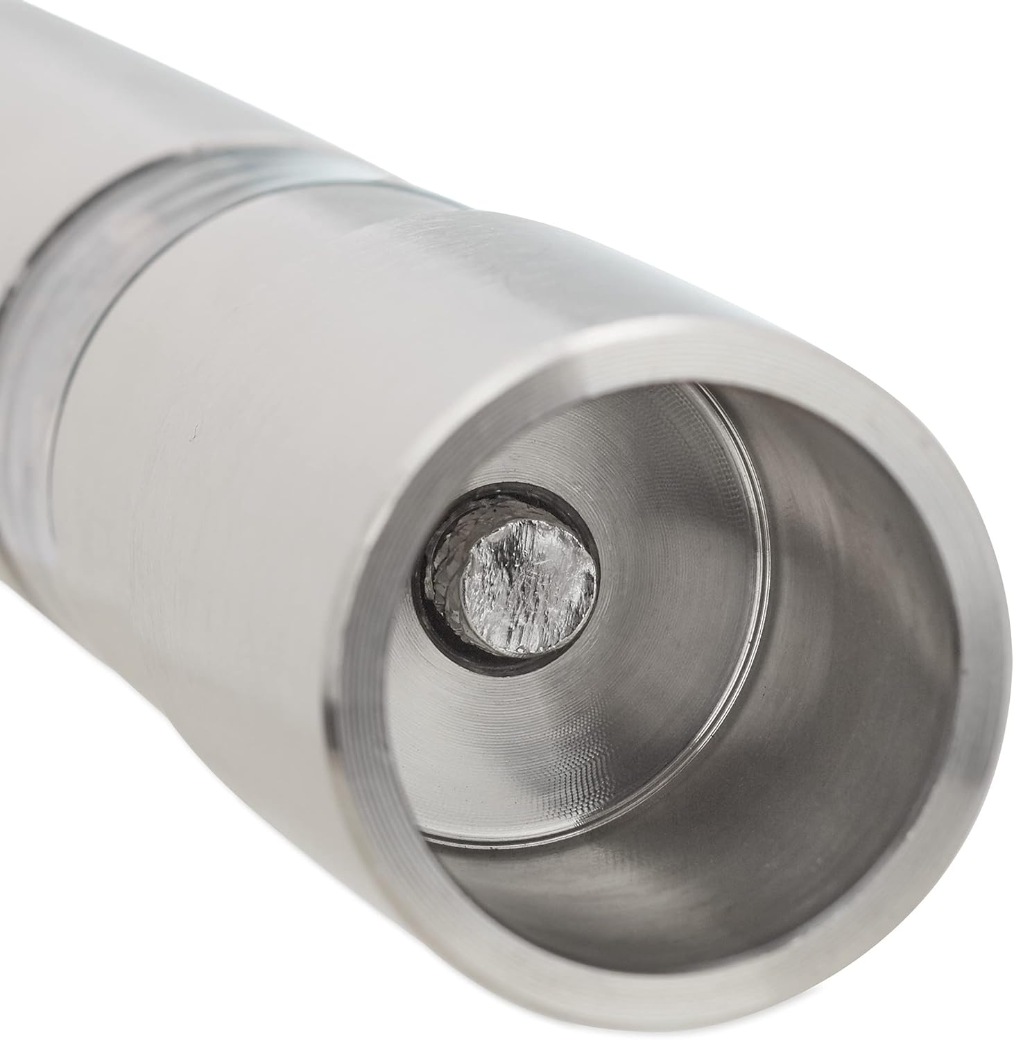 Nahaufnahme des Lichts einer Taschenlampe mit silbernem Gehäuse.