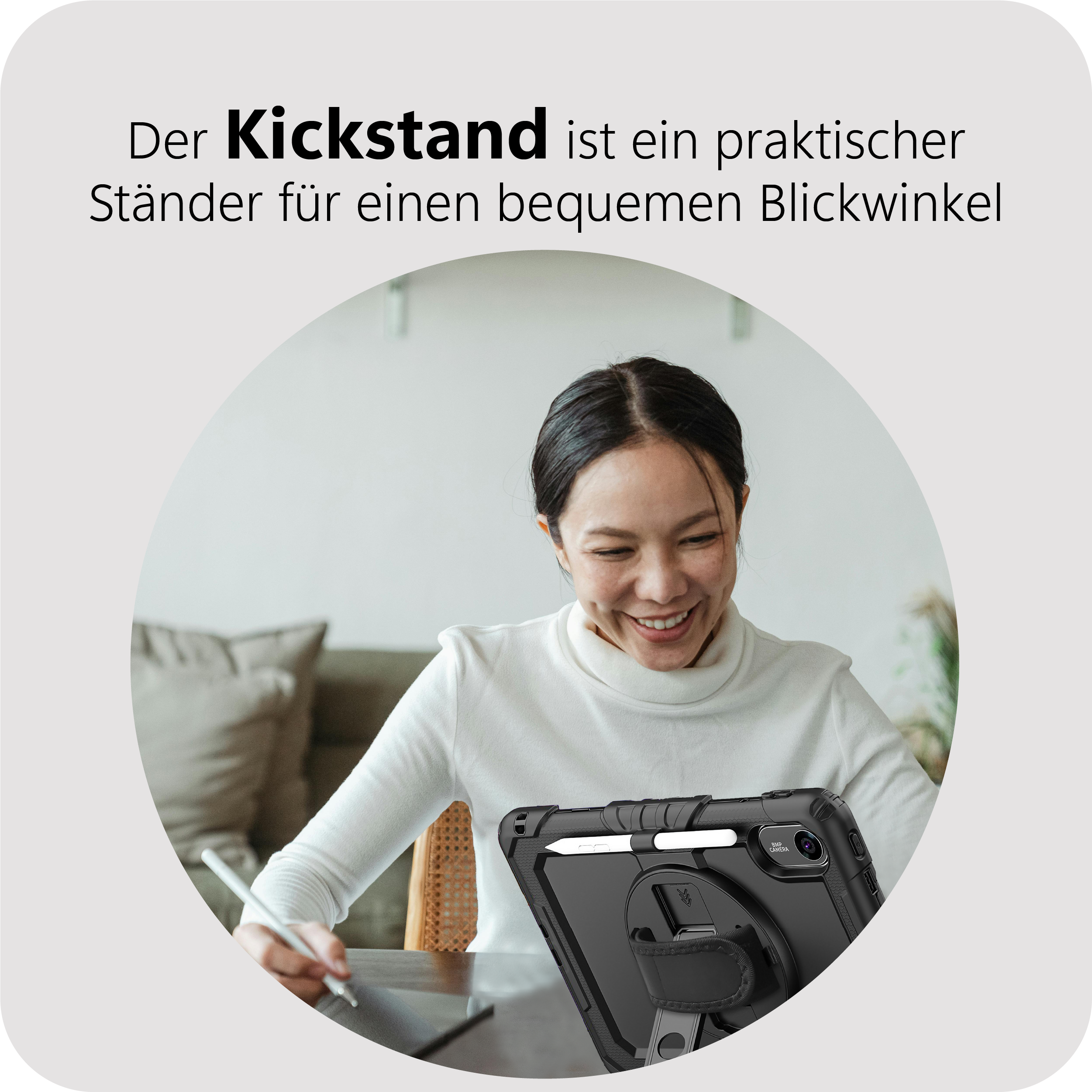 Eine Frau in einem weißen Rollkragenpullover lächelt, während sie mit einem Stift auf einem Tablet arbeitet.