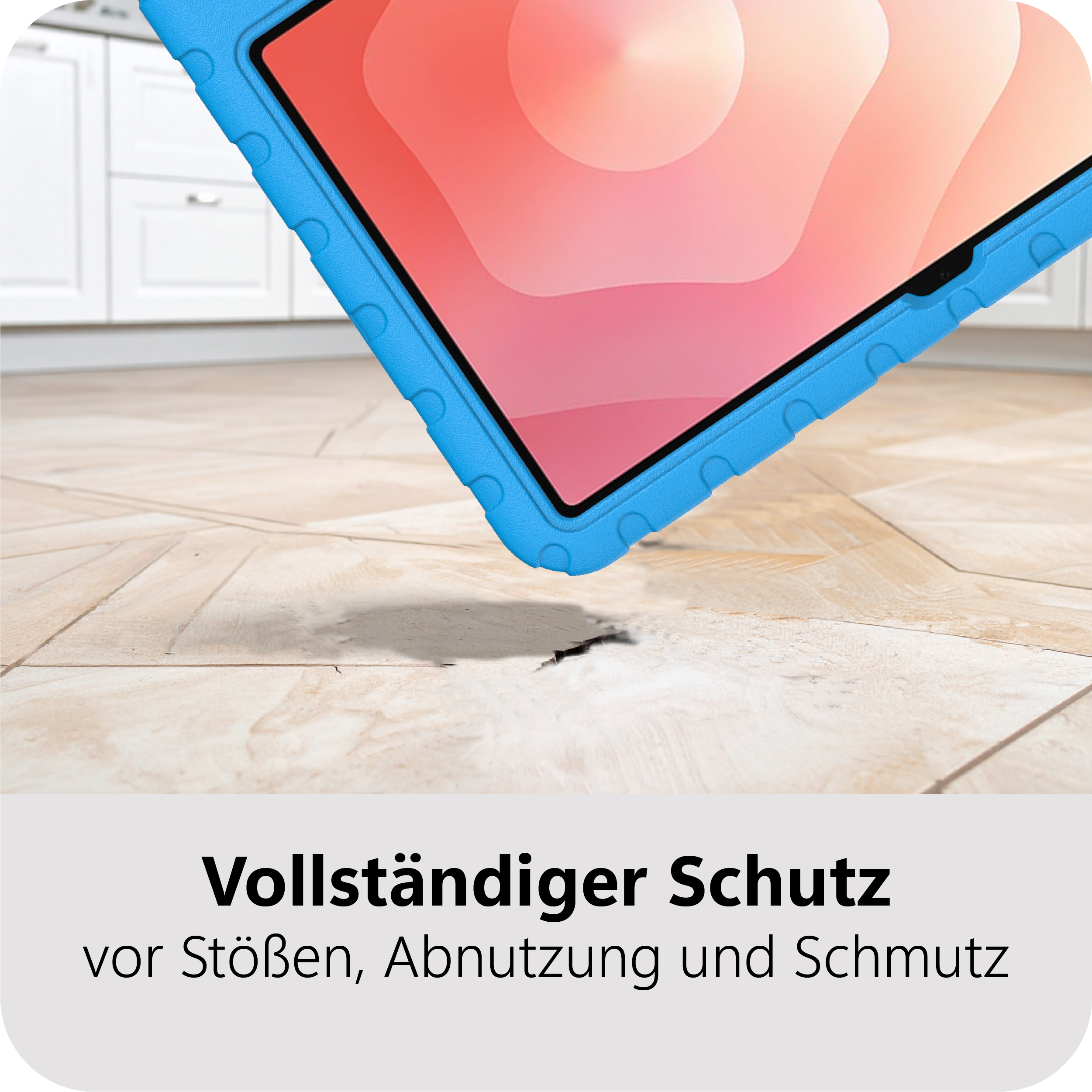 Blaues Tablet im Schutzgehäuse auf Holzboden vor weißen Schränken.