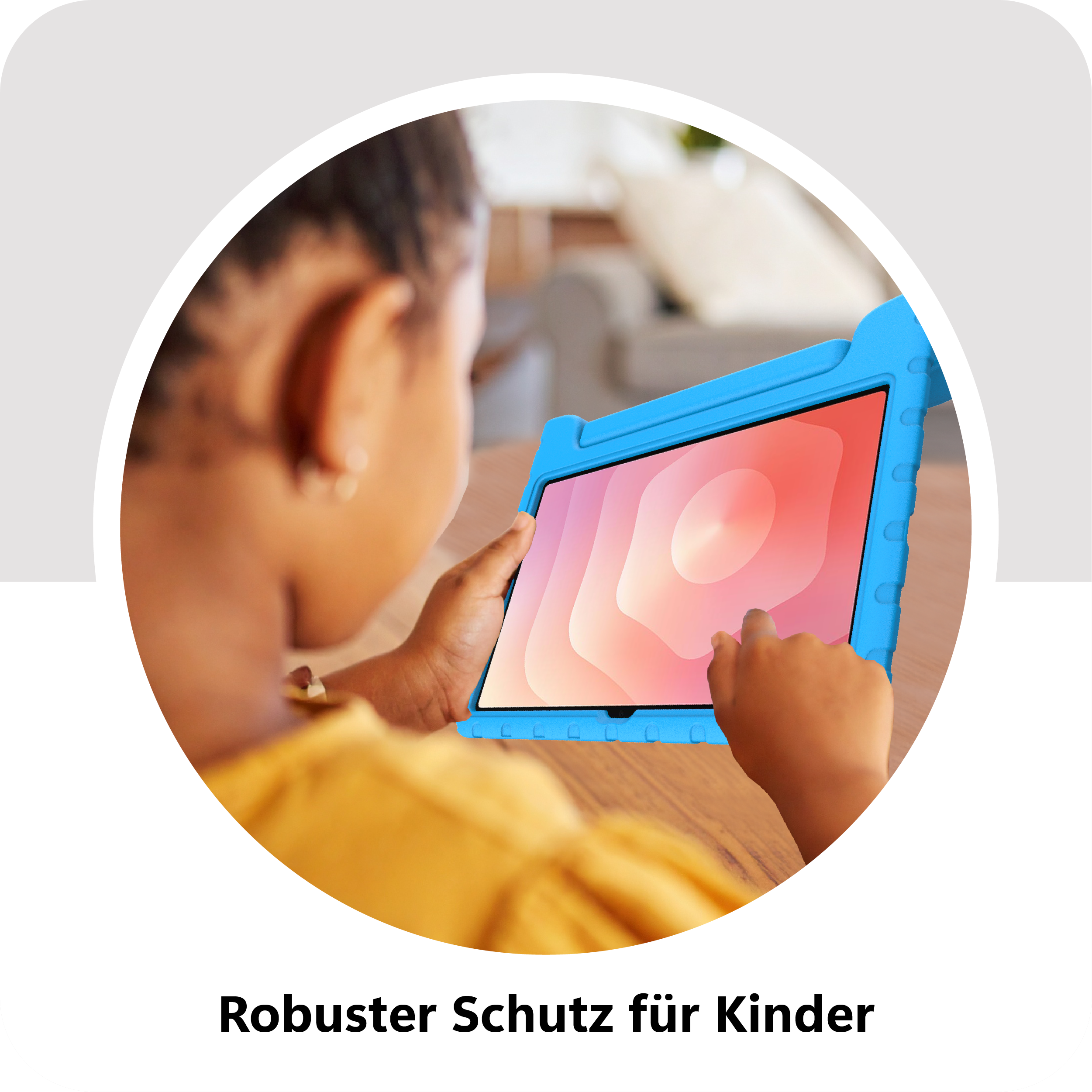 Ein Kind mit einem blauen Schutzgehäuse für ein Tablet.