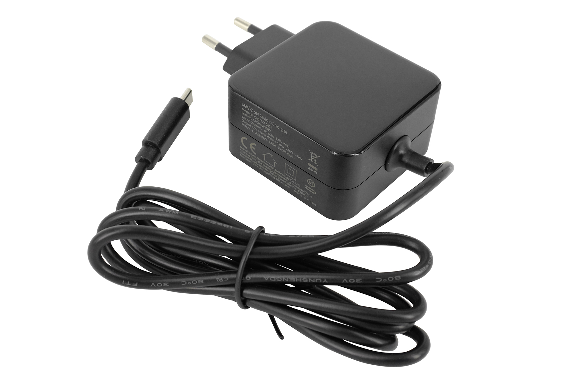 Schwarzes Netzteil mit USB-C-Kabel und EU-Stecker, auf weißem Hintergrund.