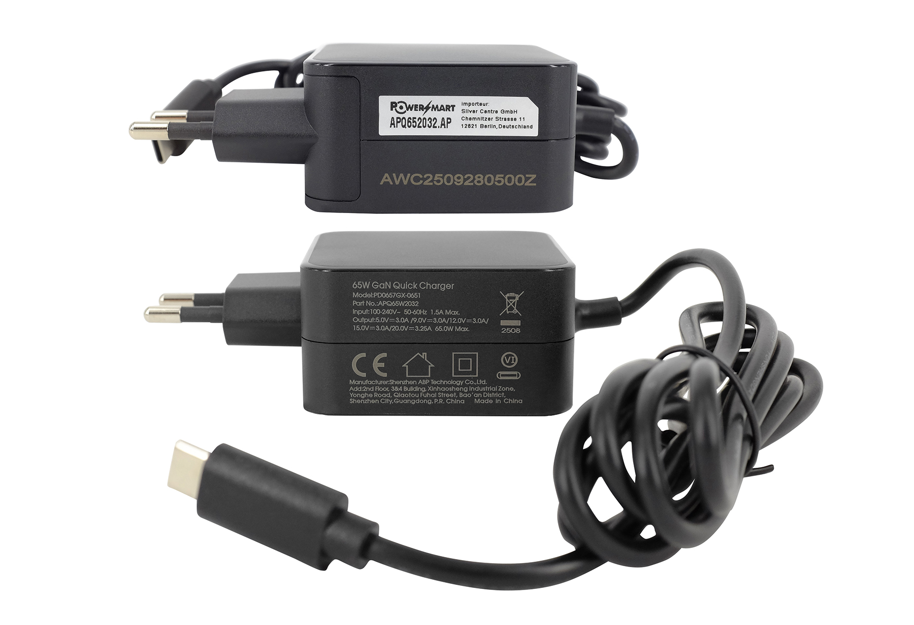 Zwei schwarze USB-C-Ladegeräte mit Kabeln und Stecker, auf weißem Hintergrund.