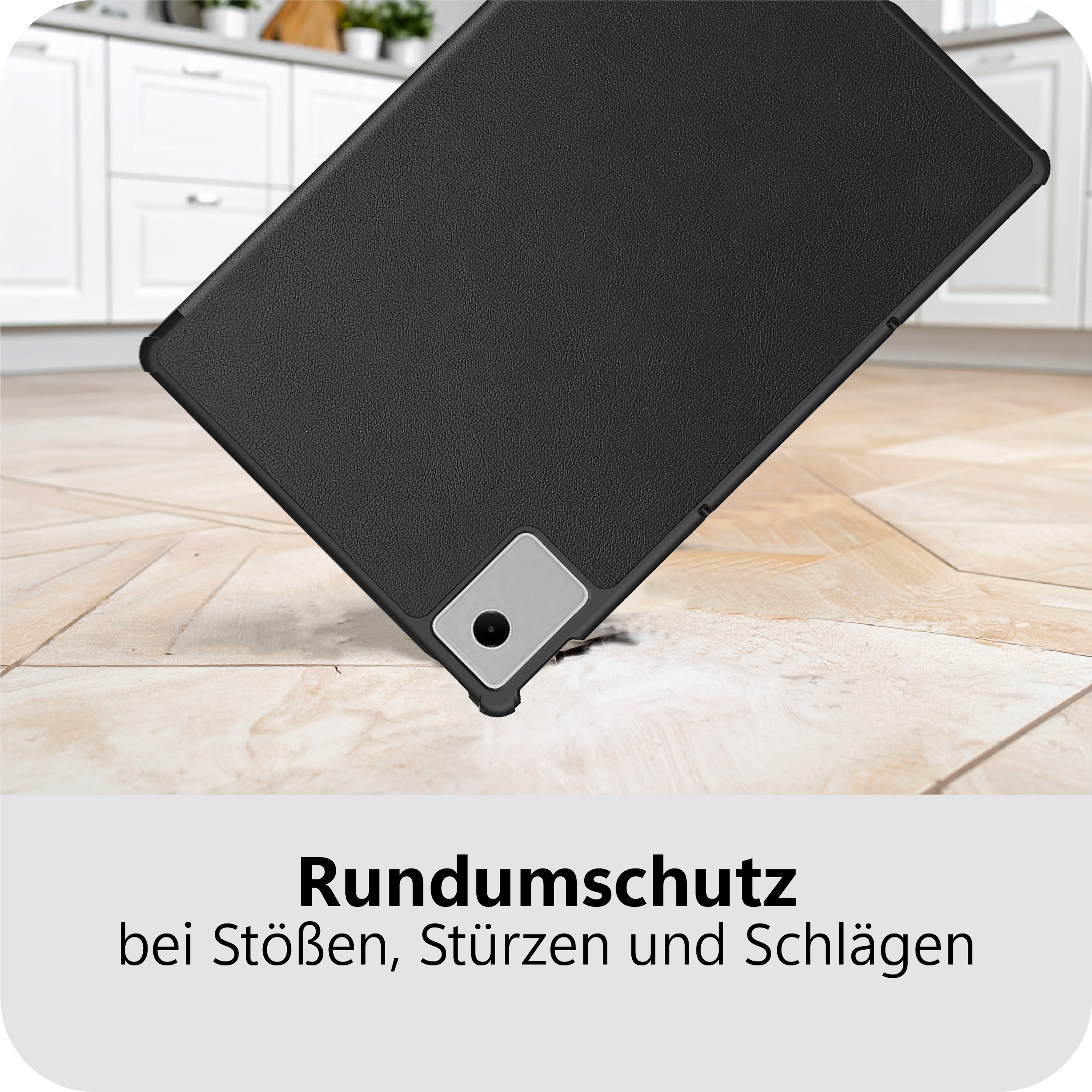 Schwarzes Tablet-Case auf Holzboden vor Küchenschränken.
