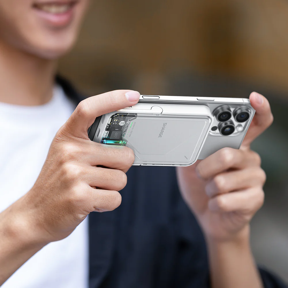 Une personne tient un smartphone avec un étui transparent montrant des composants internes.