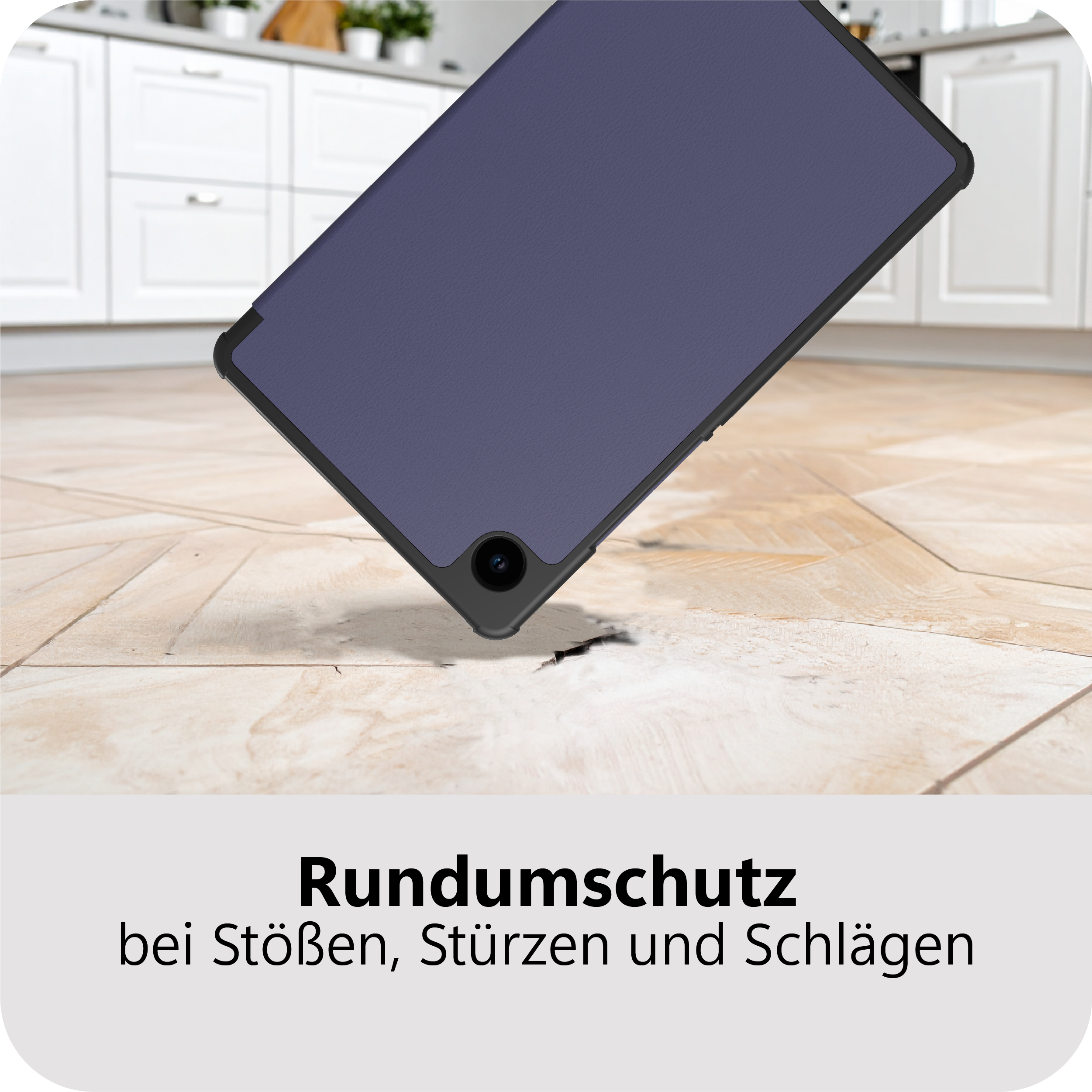 Lila Tablet mit Kamera fällt auf Holzboden, Küchenhintergrund.