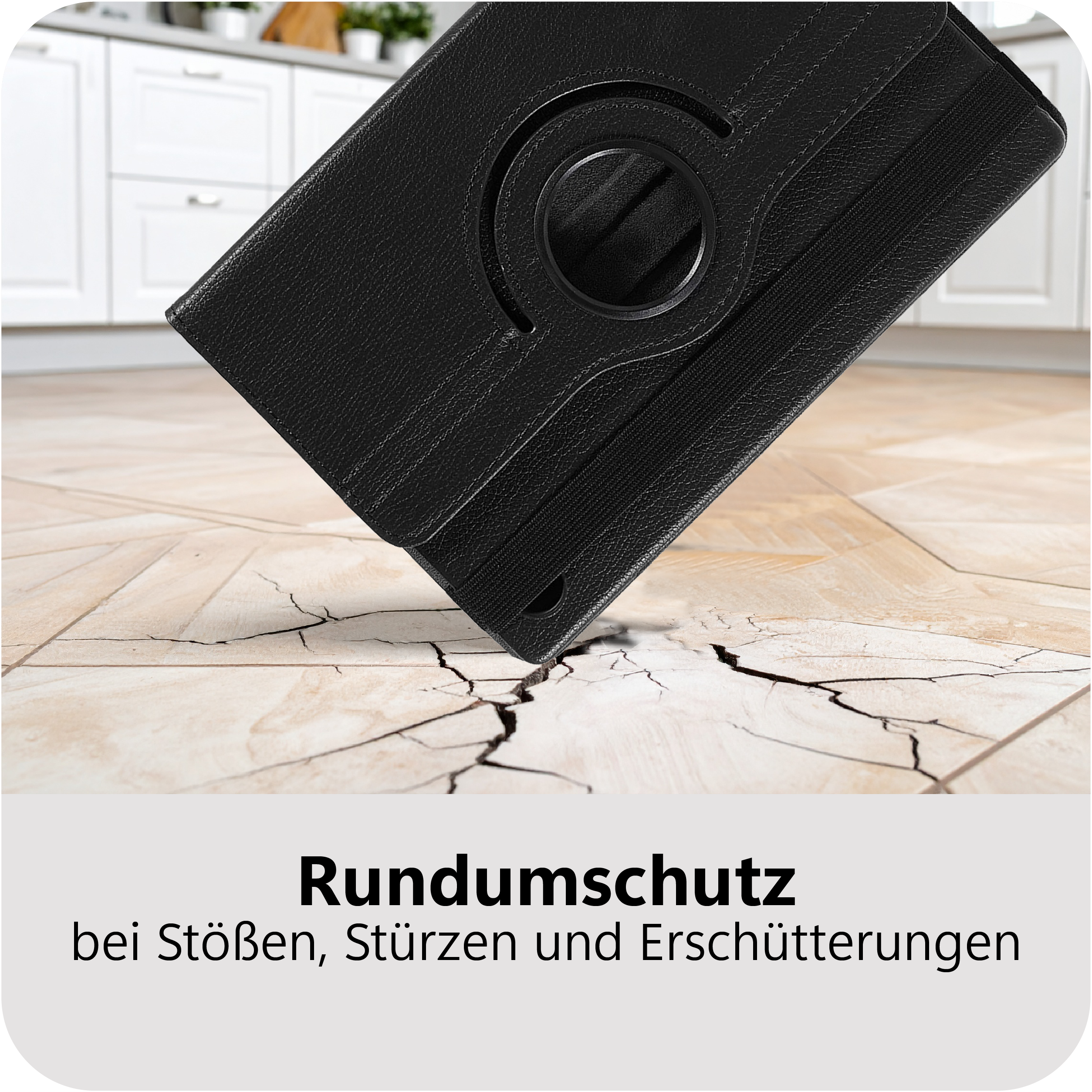 Schwarze Hülle fällt auf gerissenen Boden, Küche im Hintergrund.