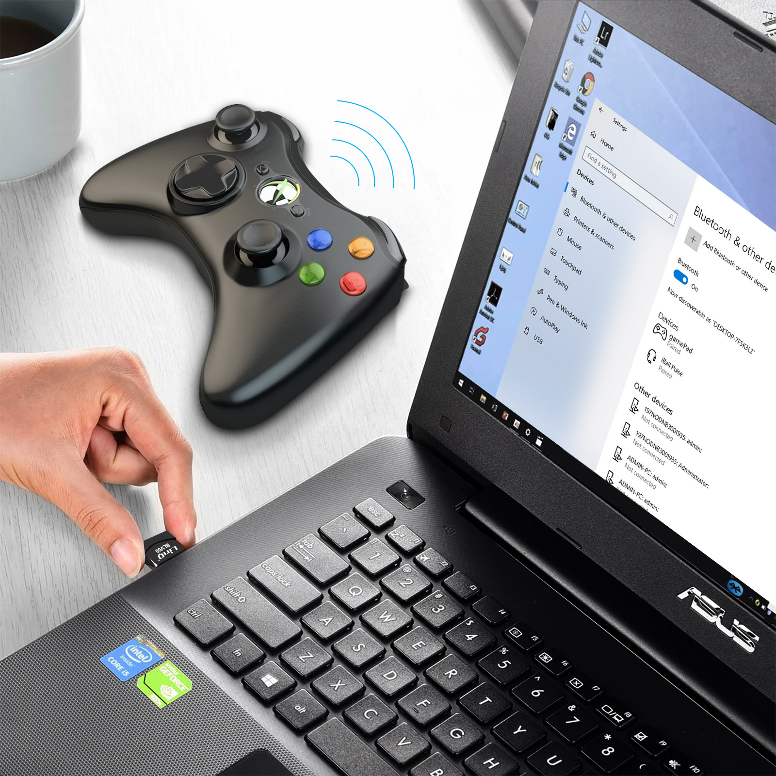 Un mando de Xbox se coloca junto a un portátil con la configuración de Bluetooth abierta.