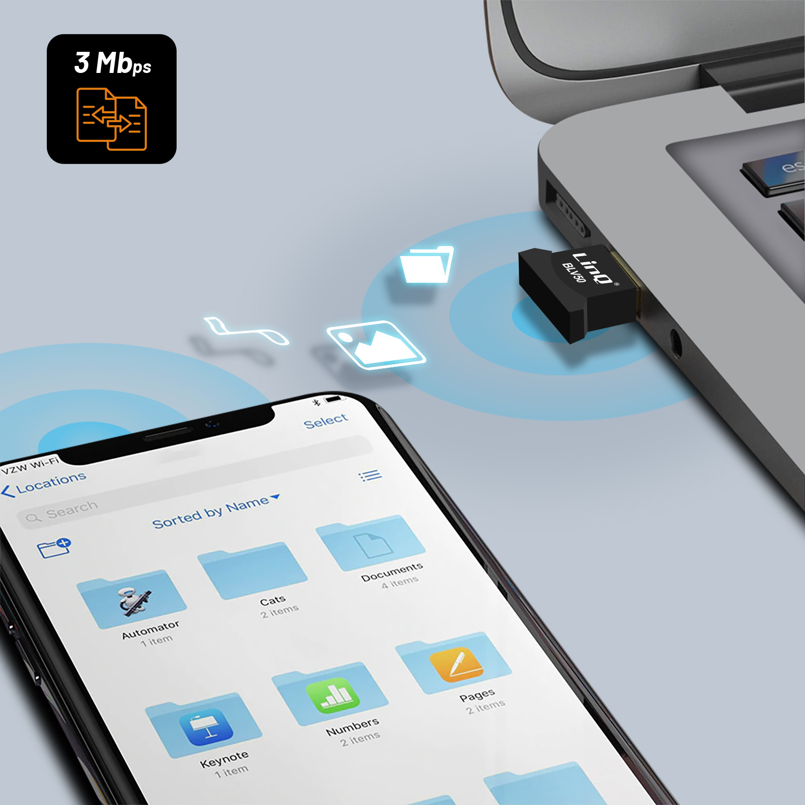 Un adaptador USB negro se conecta a un portátil, con un smartphone mostrando carpetas cerca.