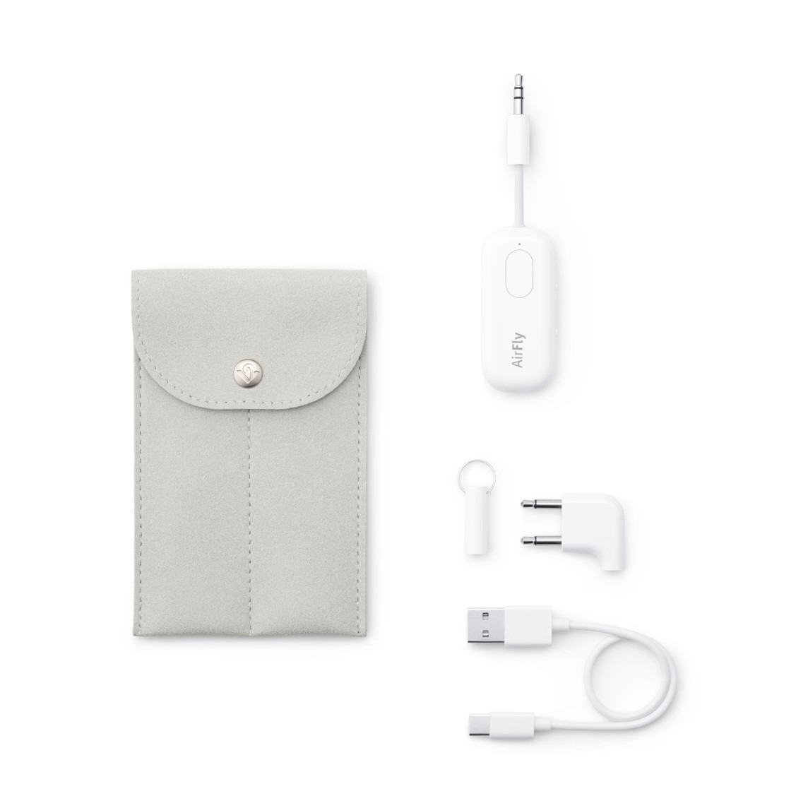 Eine hellgraue Tasche und weißer AirFly-Sender mit Zubehör.