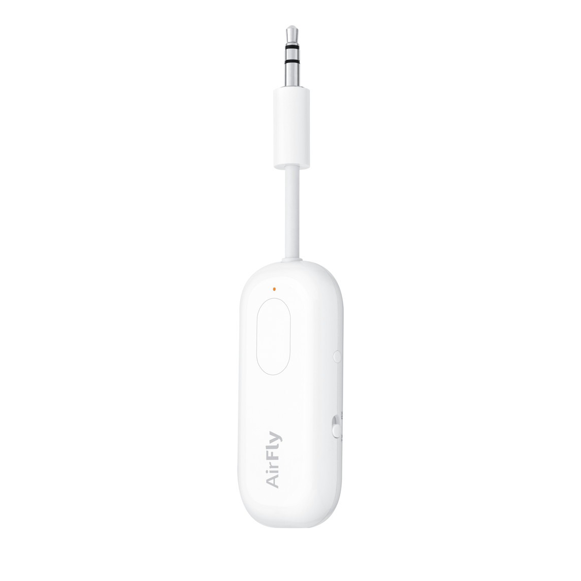 Ein weißer Audio-Adapter mit einem 3,5-mm-Stecker und einem ovalen Gehäuse.
