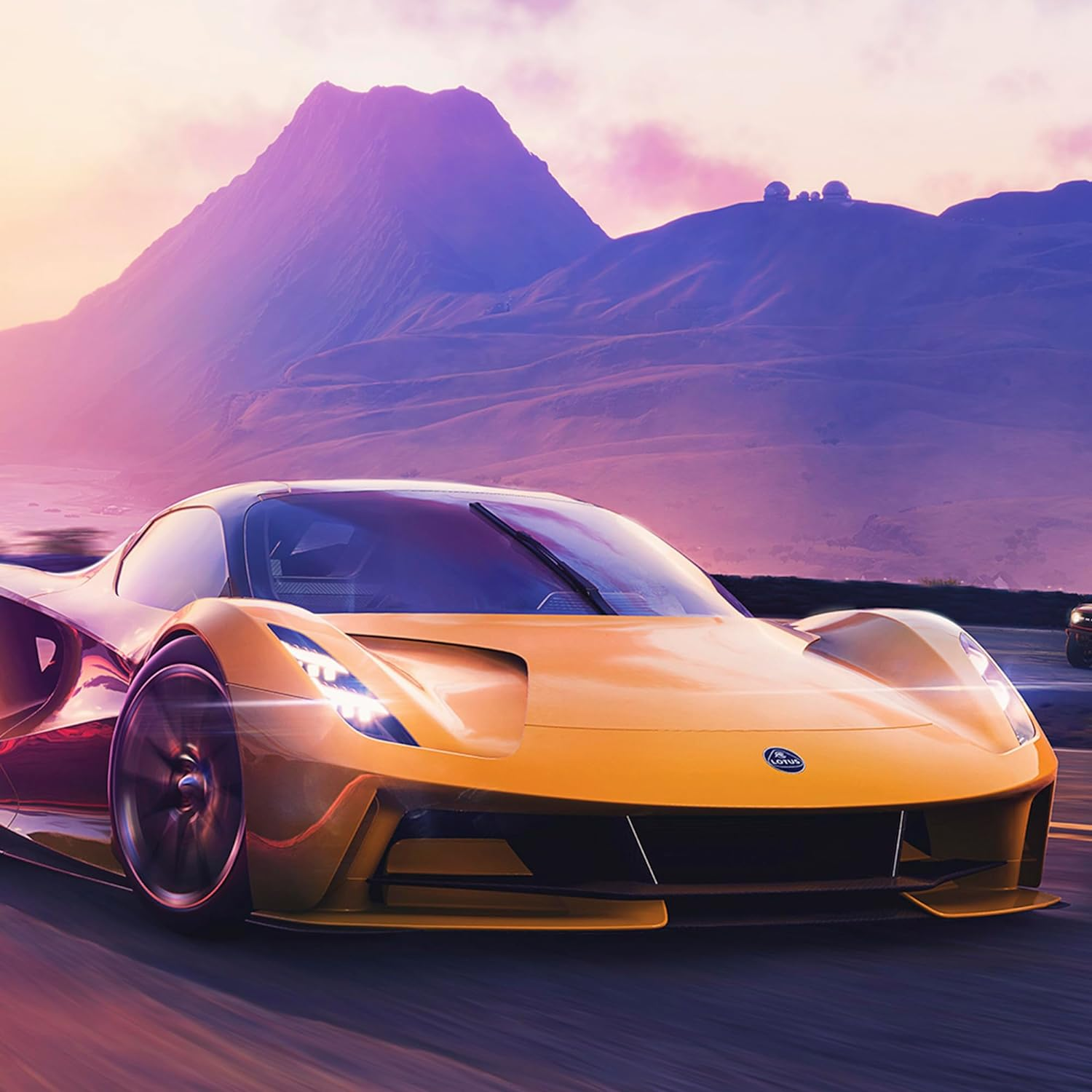 Żółty Lotus jedzie drogą z górami w tle w ciągu dnia.
