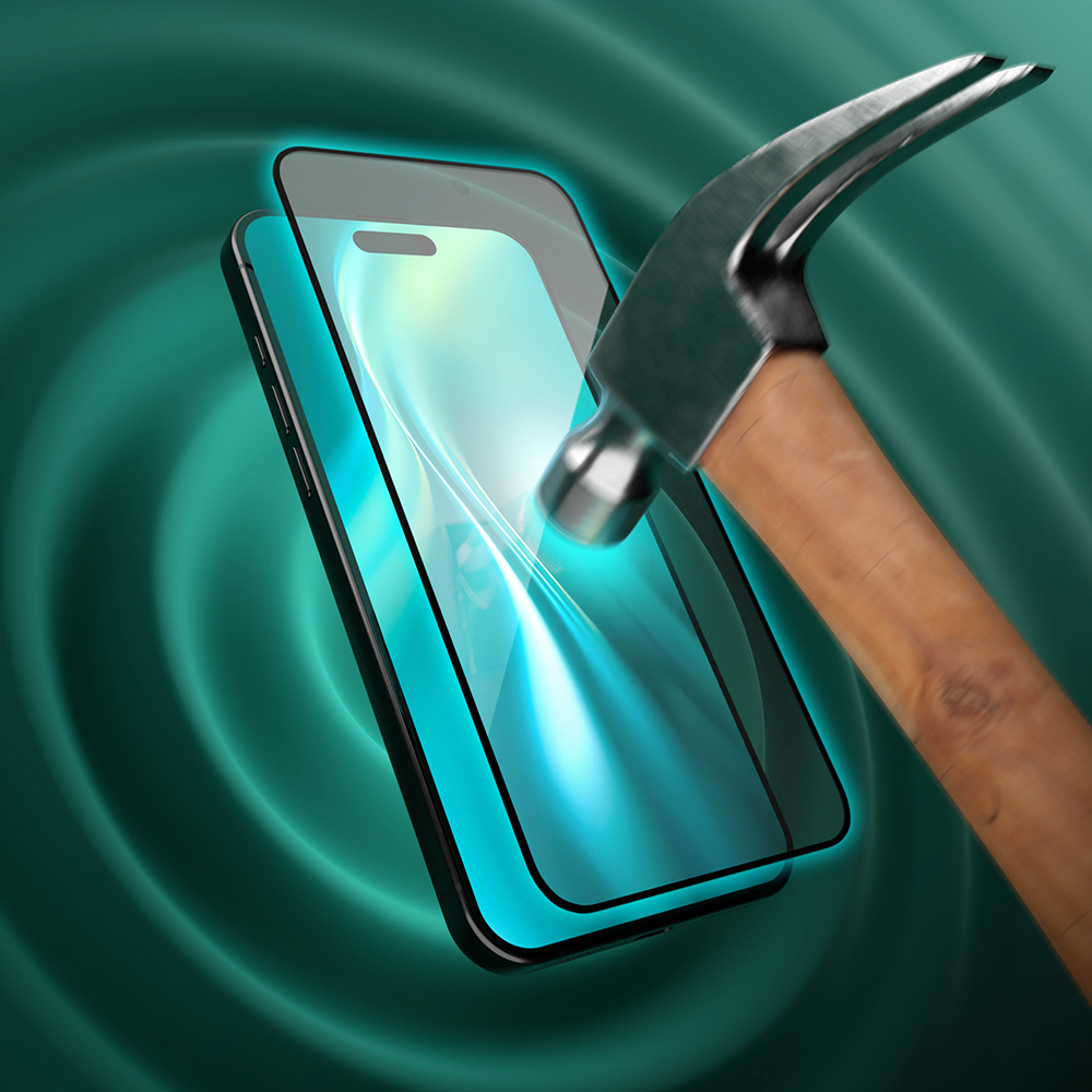 Un martello colpisce lo schermo di uno smartphone con pellicola.