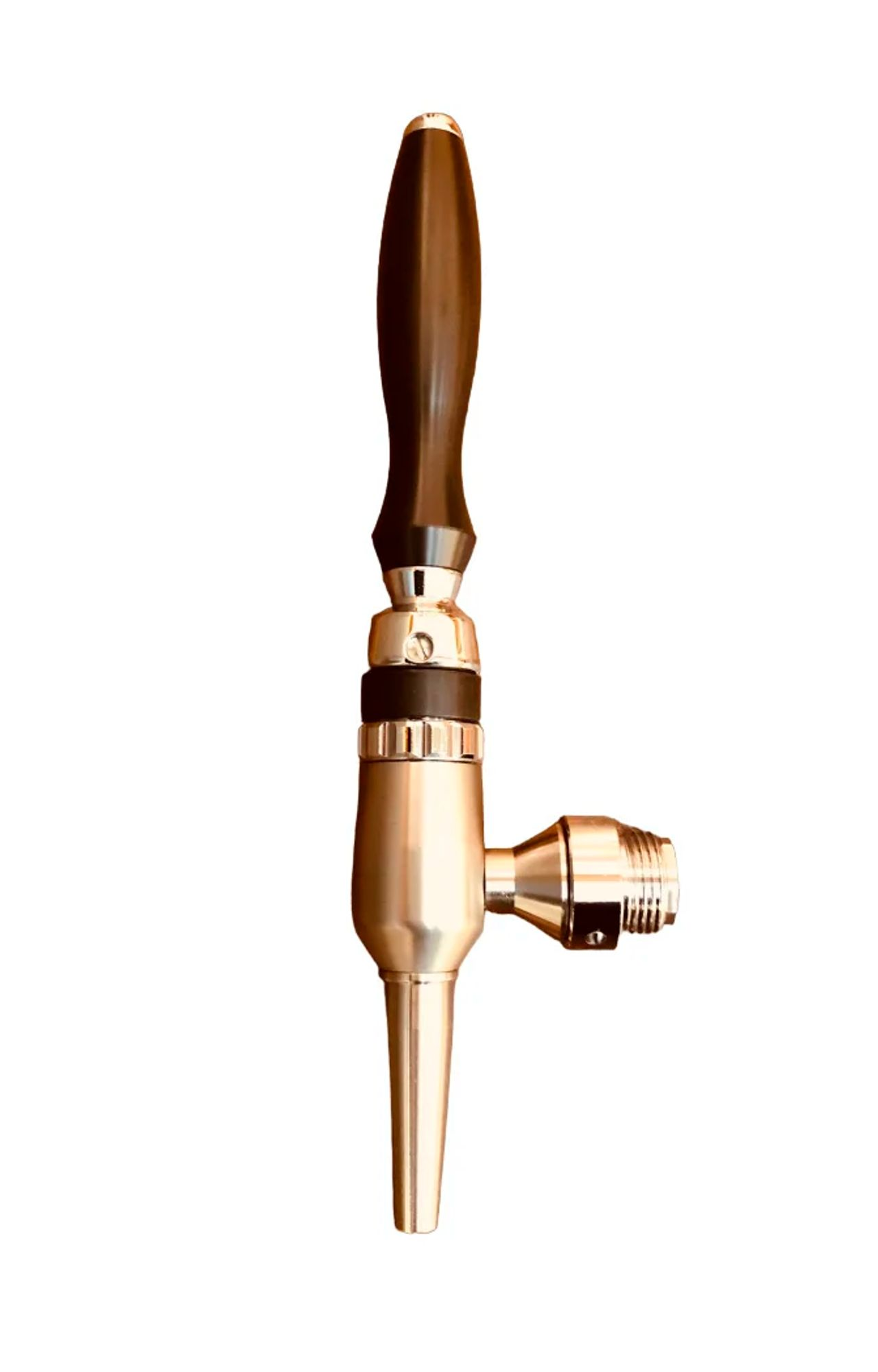 Een gepolijste biertap met een donker handvat en zilveren accenten.