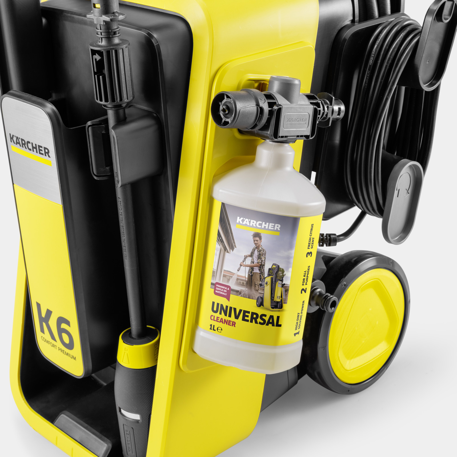Idropulitrice Karcher gialla con flacone detergente universale e porta tubo.