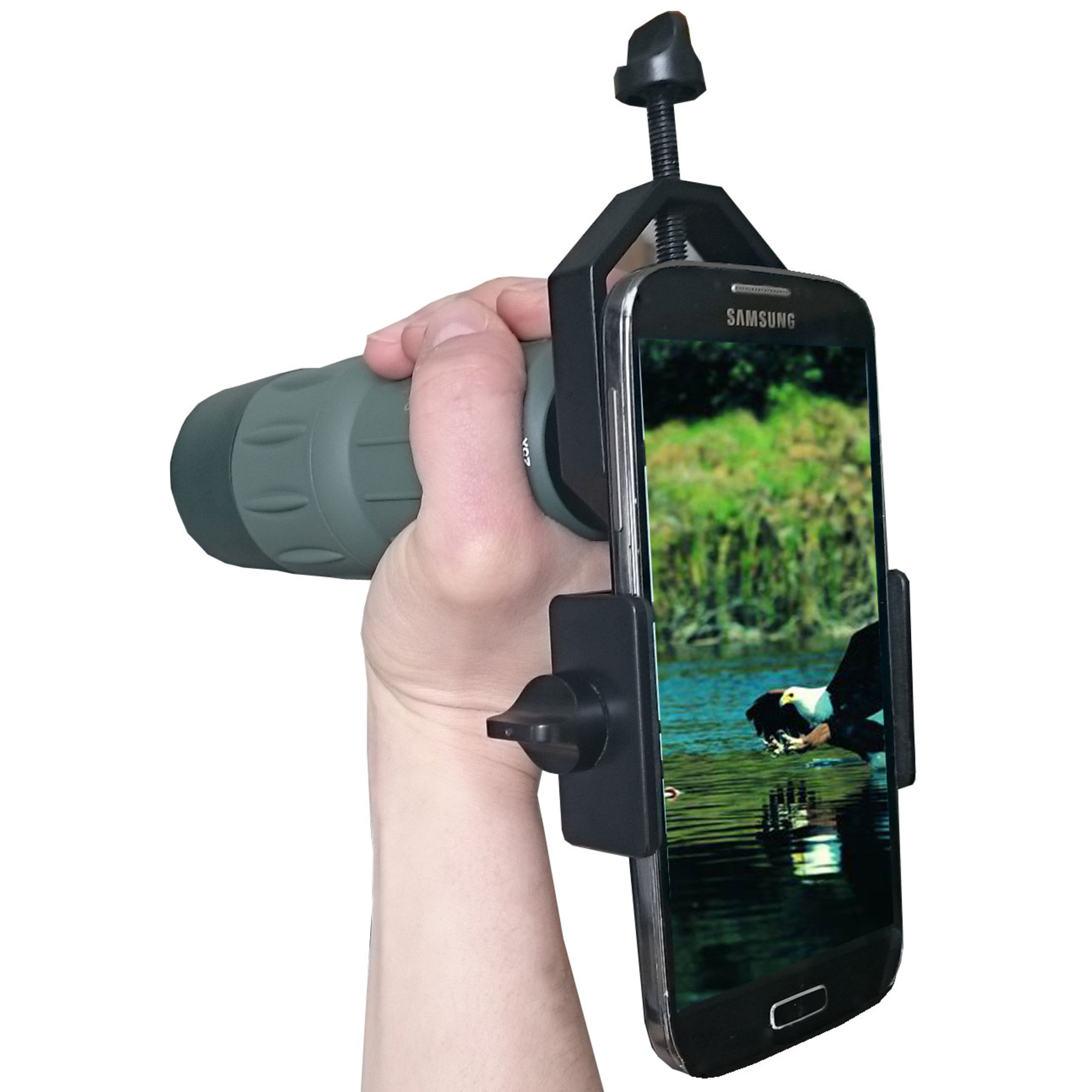 Ein Mann hält ein Fernglas und ein Smartphone, das einen Vogel im Wasser zeigt.