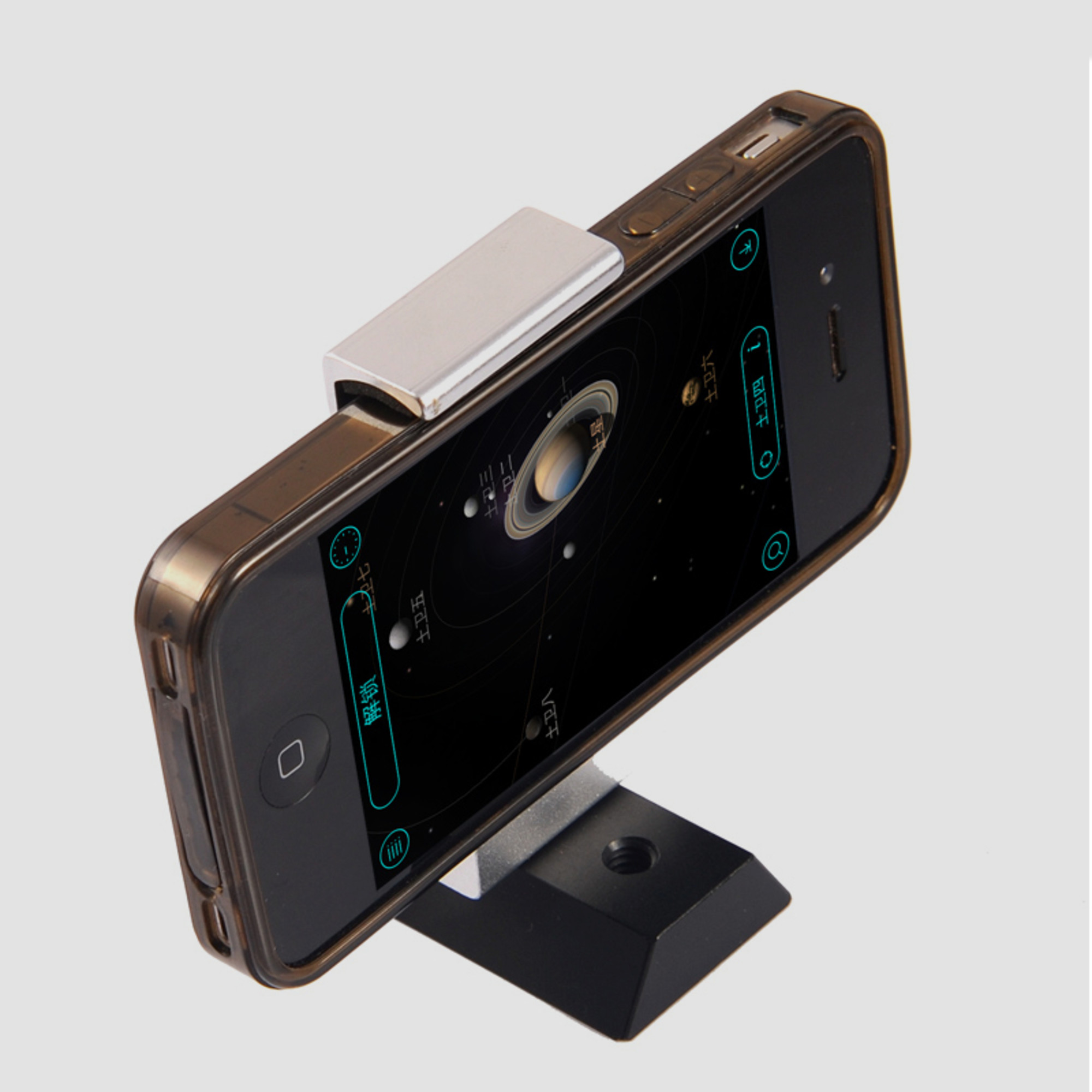Ein Smartphone mit einem Weltraum-App, das auf einem Ständer montiert ist.